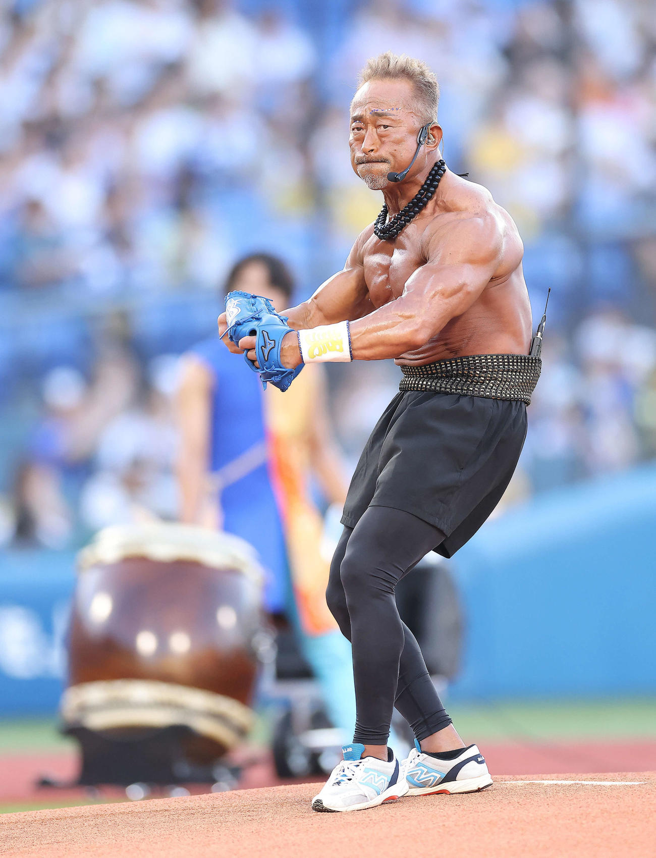 DeNA対阪神　試合開始前、セレモニアルピッチを務める角田信朗氏（撮影・河田真司）