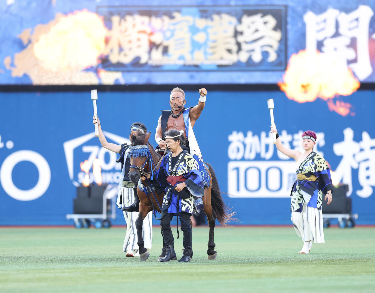 DeNA対阪神　試合開始前、セレモニアルピッチで馬に乗りマウンドに向かう角田信朗氏(中央)（撮影・河田真司）