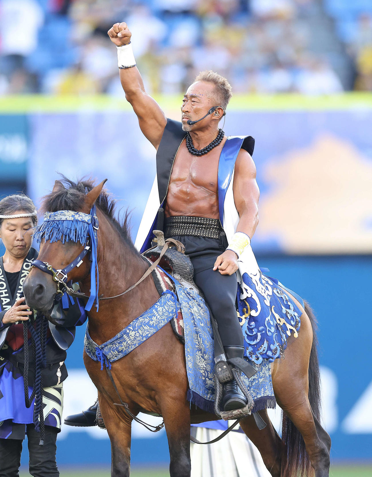 DeNA対阪神　試合開始前、セレモニアルピッチで馬に乗りマウンドに向かう角田信朗氏(中央)（撮影・河田真司）
