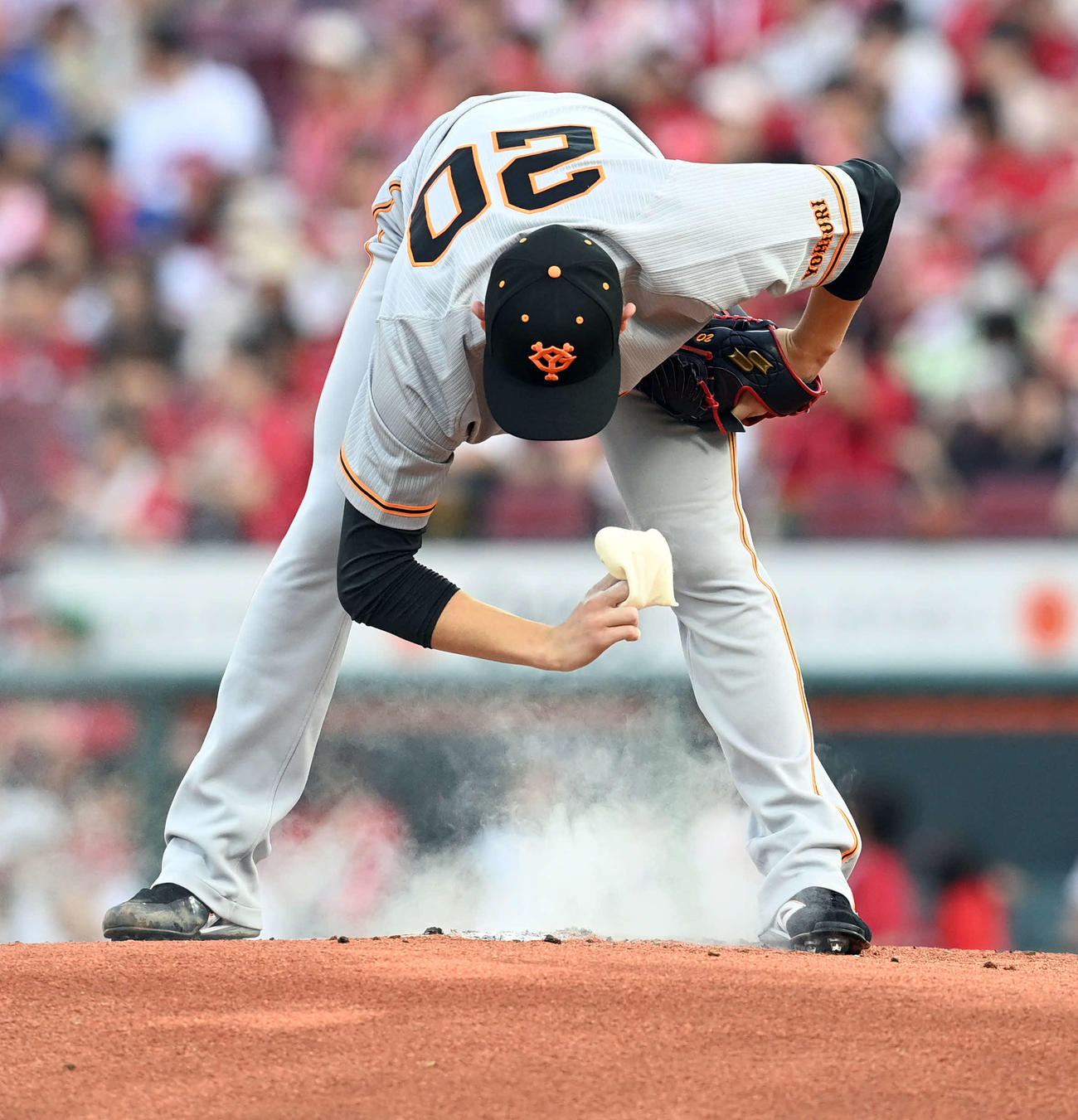 広島対巨人　ロージンに手をやる巨人の先発戸郷（撮影・たえ見朱実）