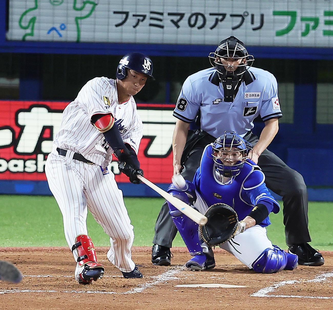 ヤクルト対中日　2回裏ヤクルト無死、沢井は右三塁打を放つ（撮影・足立雅史）
