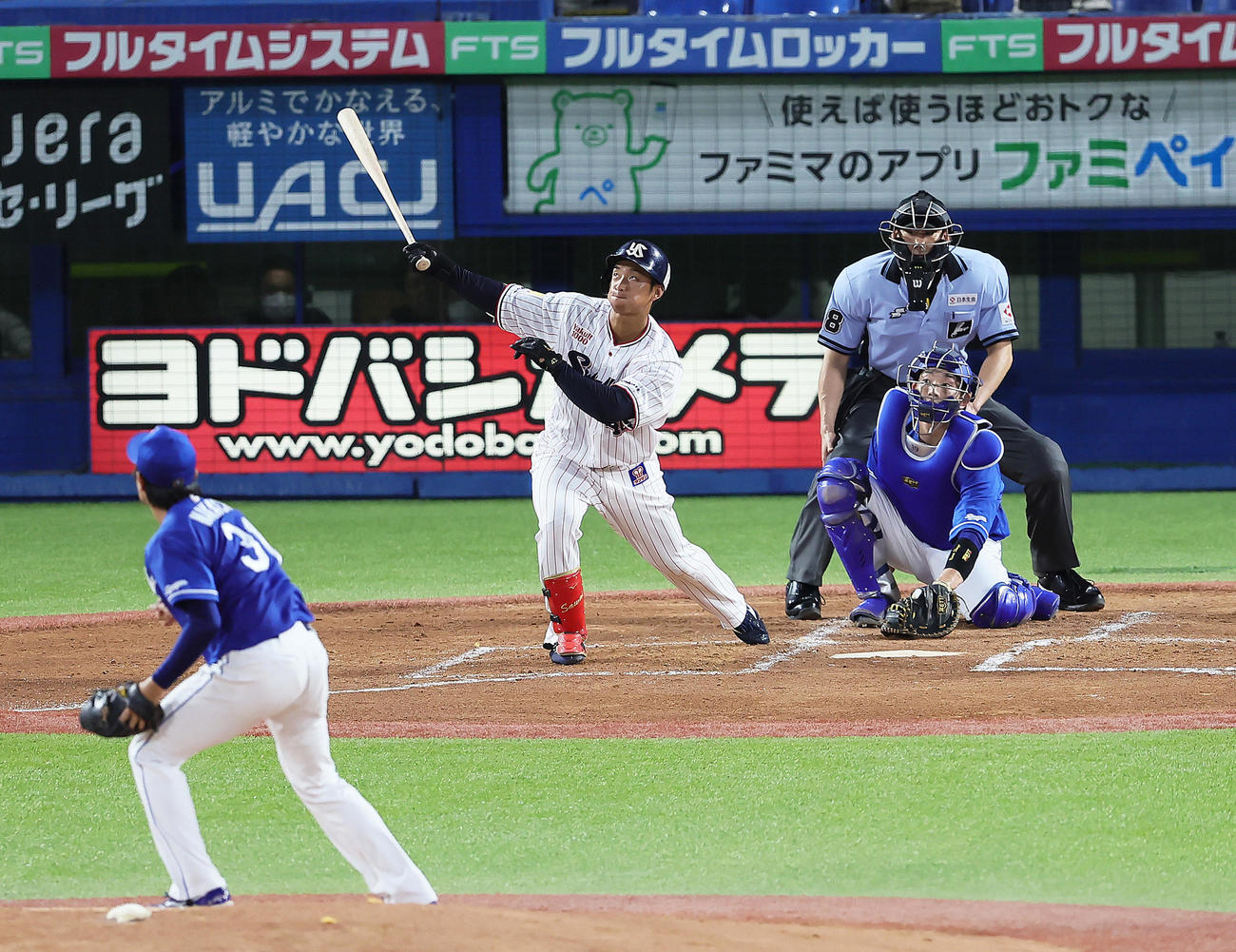 ヤクルト対中日　2回裏ヤクルト無死、沢井は右三塁打を放つ。投手仲地（撮影・足立雅史）