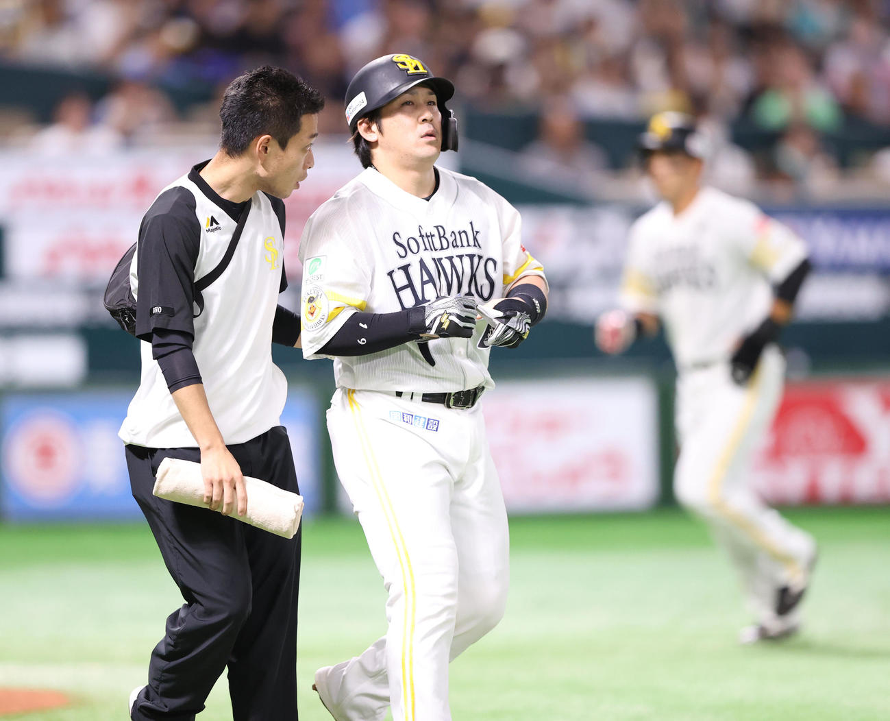 ソフトバンク対西武　2回裏ソフトバンク1死満塁、甲斐（中央）は押し出しの死球を受ける（撮影・冨田成美）