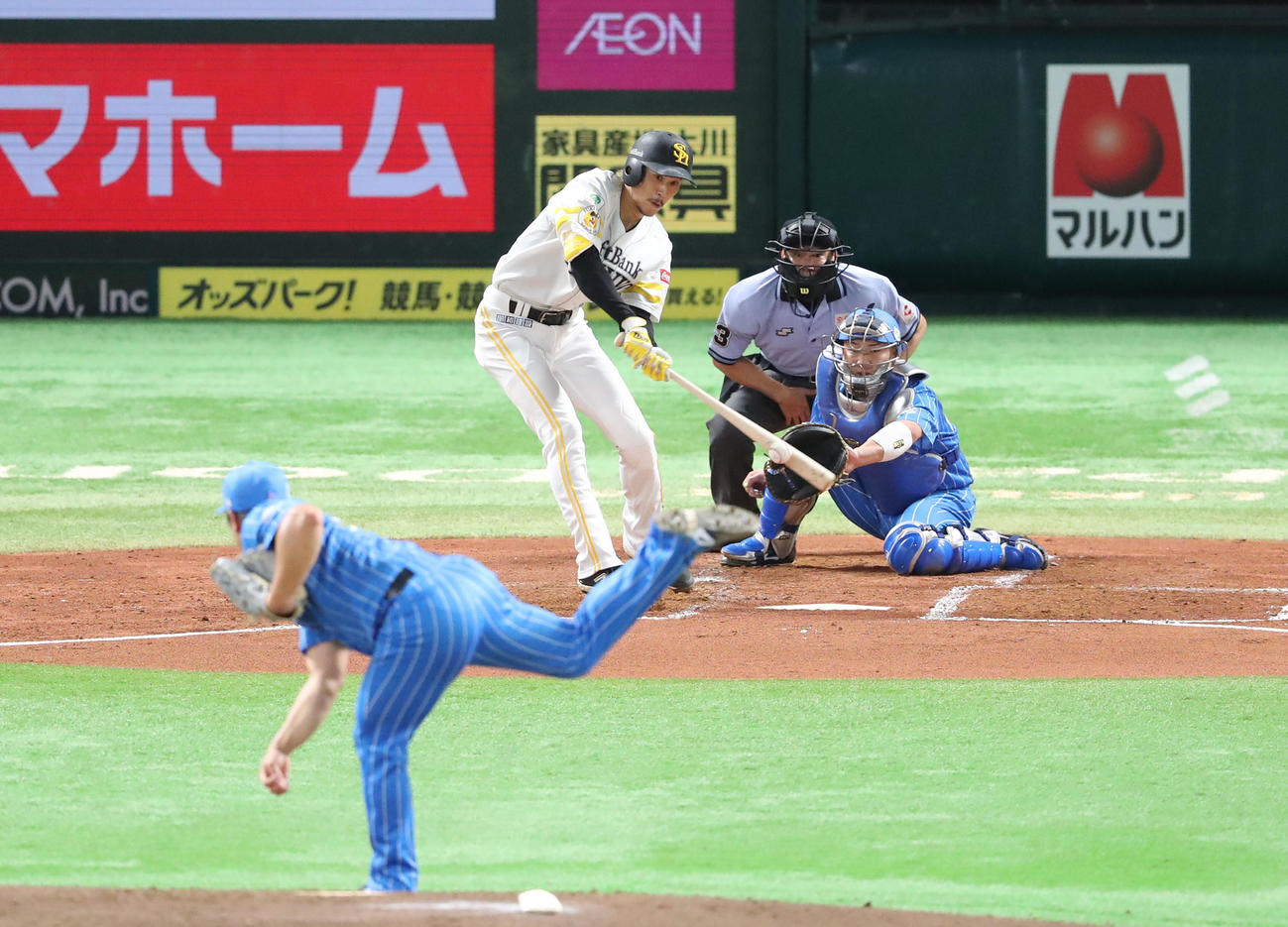 ソフトバンク対西武　2回裏ソフトバンク1死満塁、三森は右前適時打を放つ（撮影・梅根麻紀）