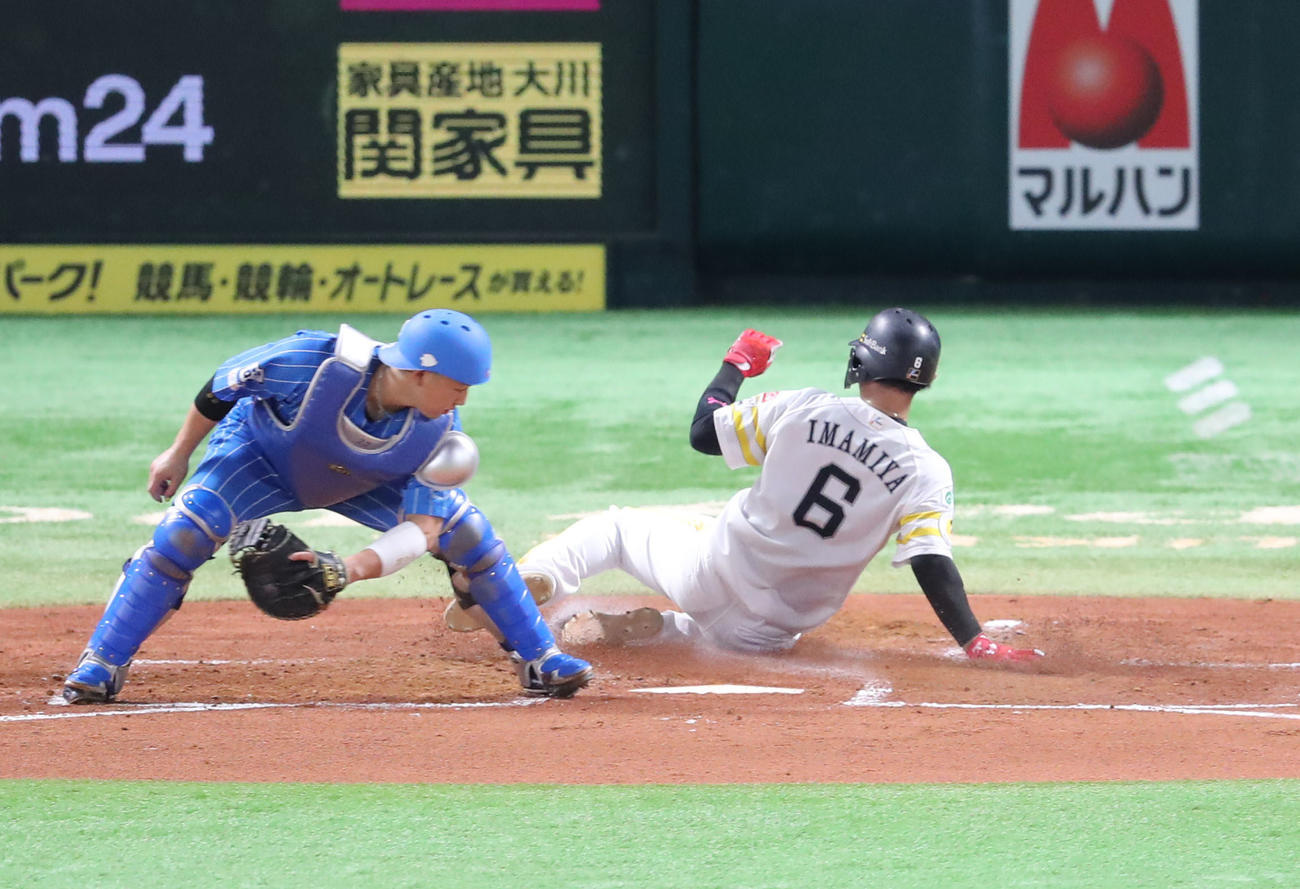 ソフトバンク対西武　2回裏ソフトバンク1死満塁、牧原大成の右犠飛で生還した今宮健太（撮影・梅根麻紀）