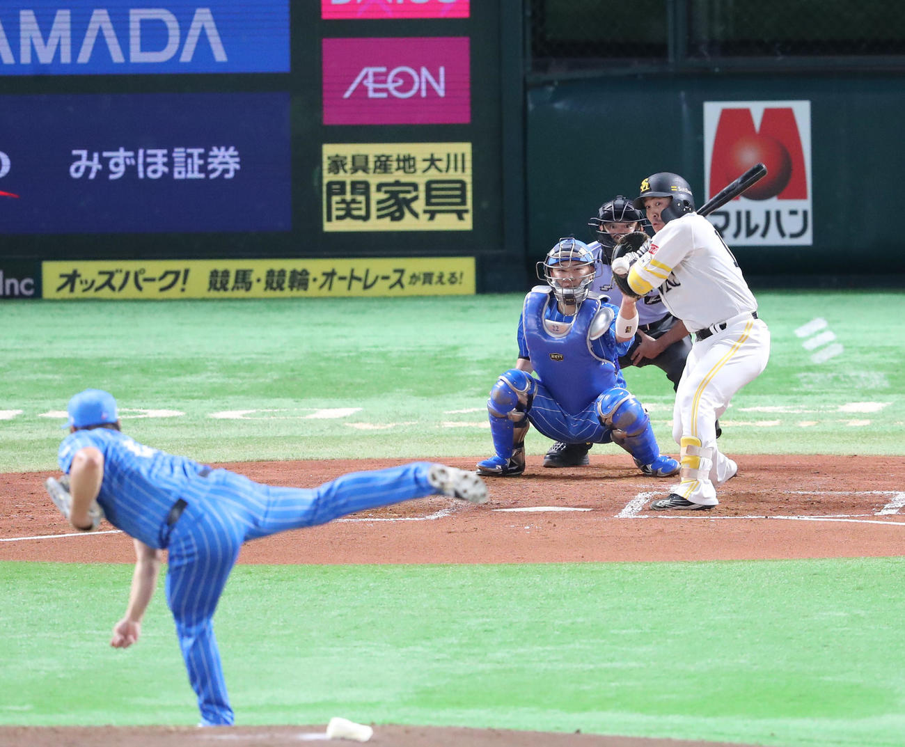 ソフトバンク対西武　2回裏ソフトバンク1死満塁、甲斐は死球を受ける、押し出しで得点（撮影・梅根麻紀）