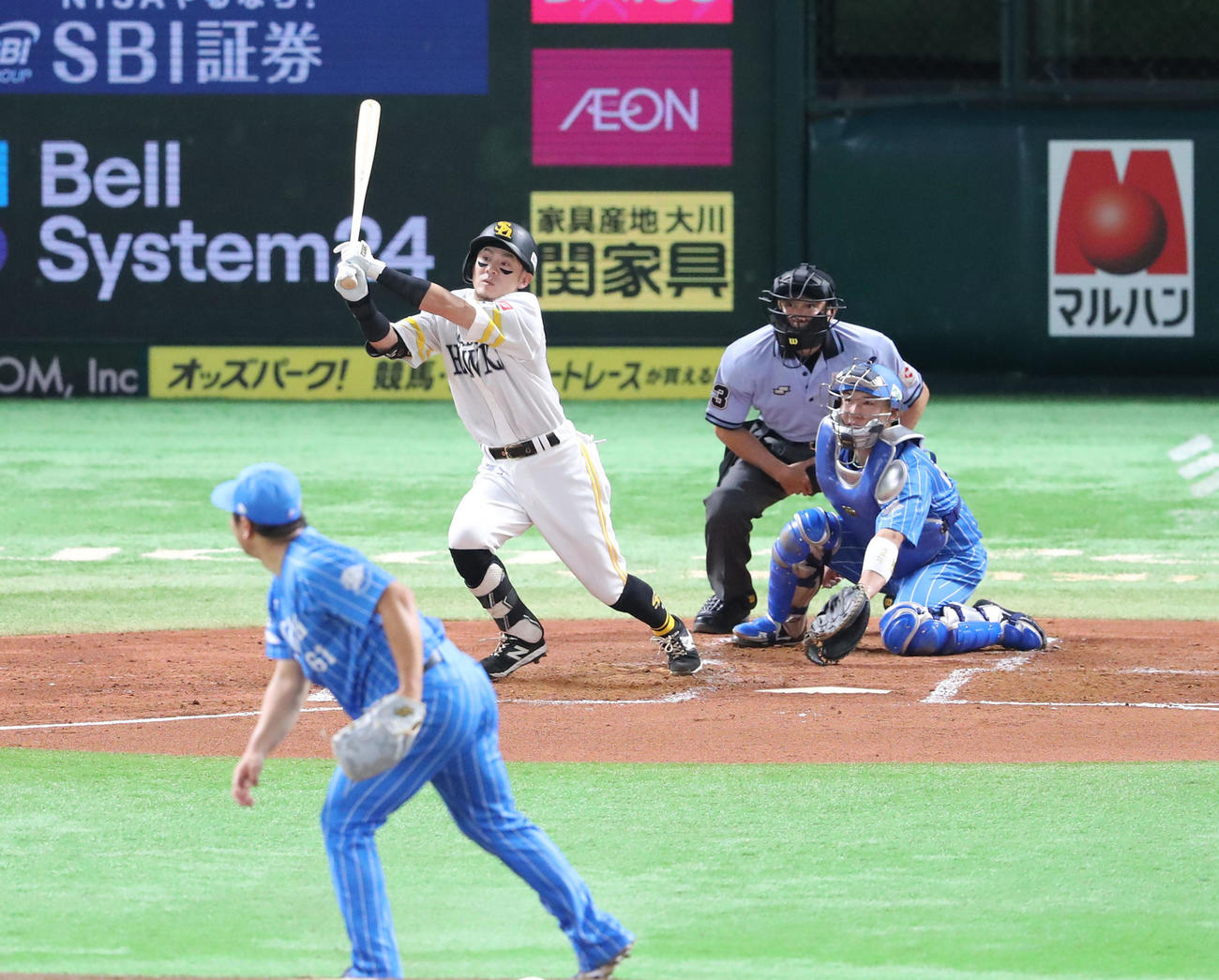 ソフトバンク対西武　2回裏ソフトバンク1死満塁、牧原大は右犠飛を放つ（撮影・梅根麻紀）