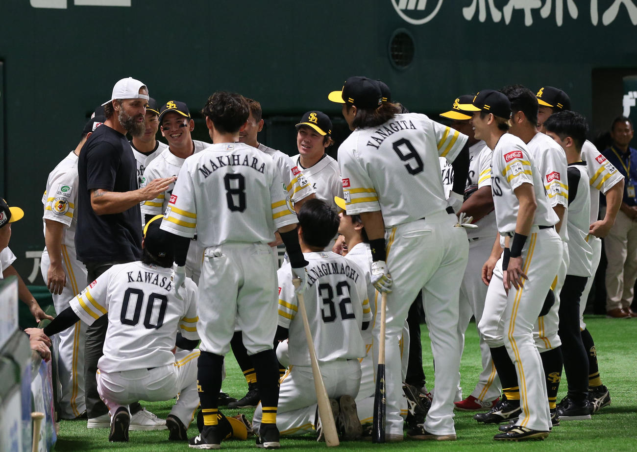 ソフトバンク対西武　試合前の円陣にデニス・サファテ氏（左）が登場し、笑顔を見せるソフトバンクナイン（撮影・冨田成美）