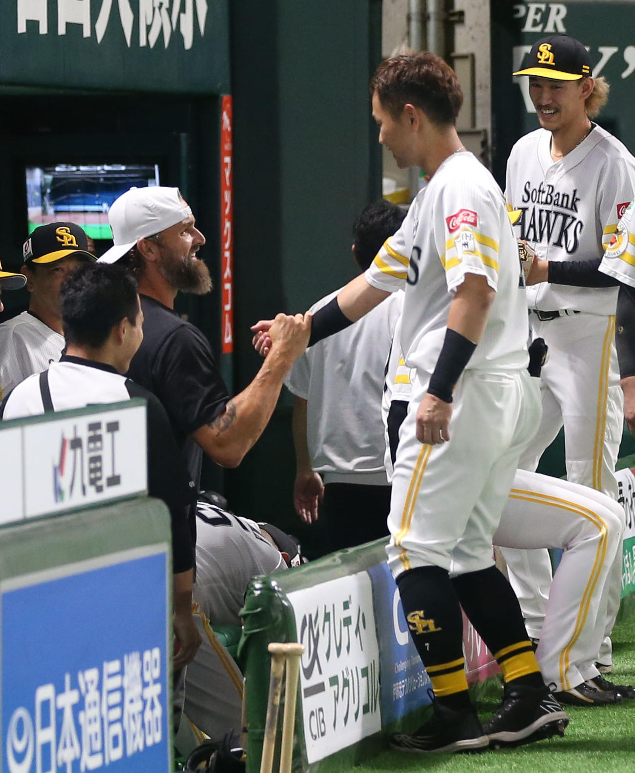 ソフトバンク対西武　試合前の円陣で登場したデニス・サファテ氏（左）と握手を交わす中村晃（撮影・冨田成美）