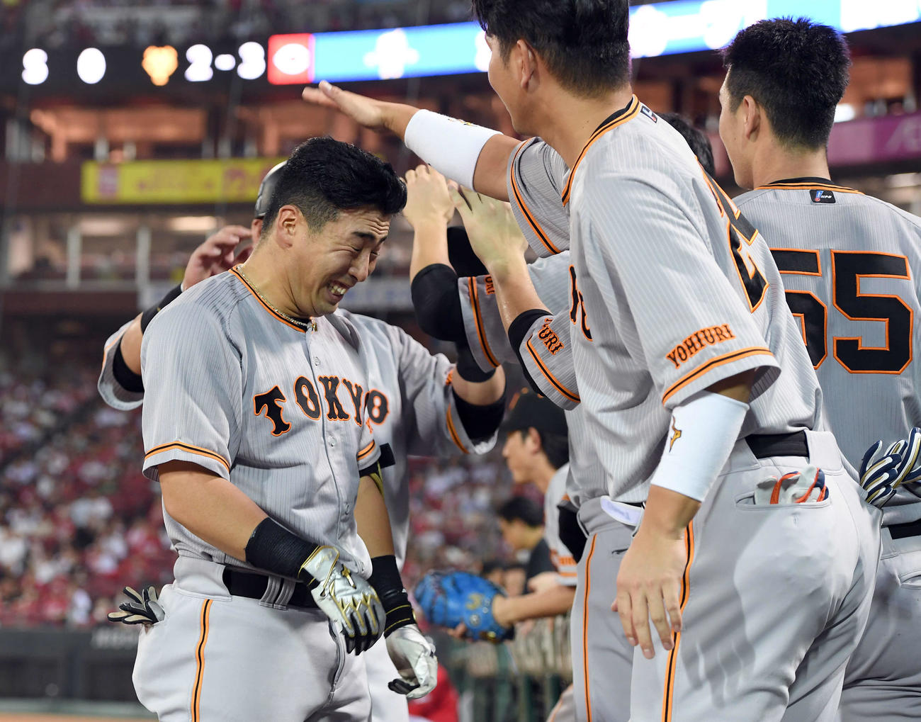 広島対巨人　5回表巨人無死二塁、プロ初本塁打の浅野はナインから手荒い祝福を受ける（撮影・たえ見朱実）