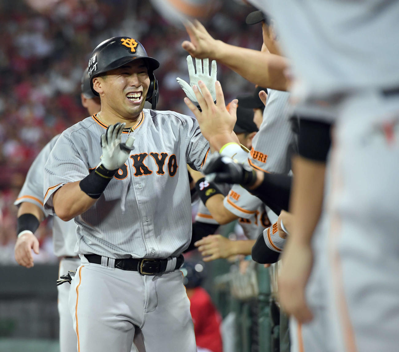 広島対巨人　5回表巨人無死二塁、プロ初本塁打を放った浅野はナインと笑顔でハイタッチ（撮影・たえ見朱実）