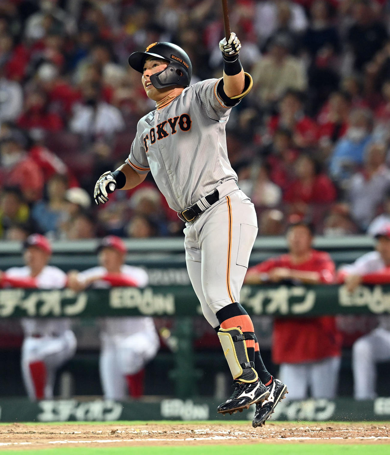 広島対巨人　5回表巨人無死二塁、左越えにプロ初本塁打となる2点本塁打を放ち打球の行方を見る浅野（撮影・たえ見朱実）