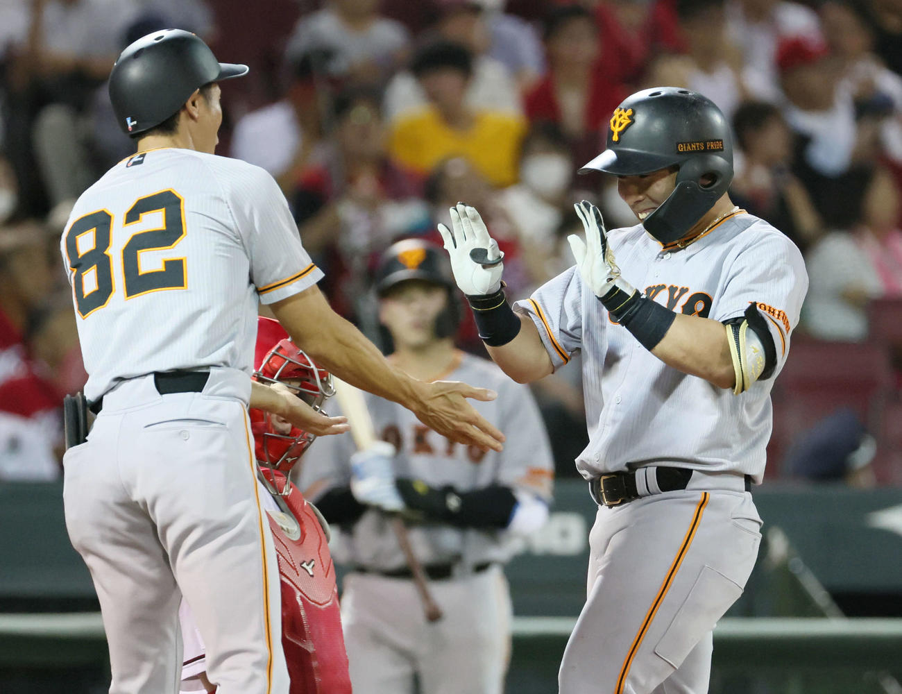 広島対巨人　5回表無死二塁、左越え2点本塁打を放った浅野（右）（撮影・加藤孝規）