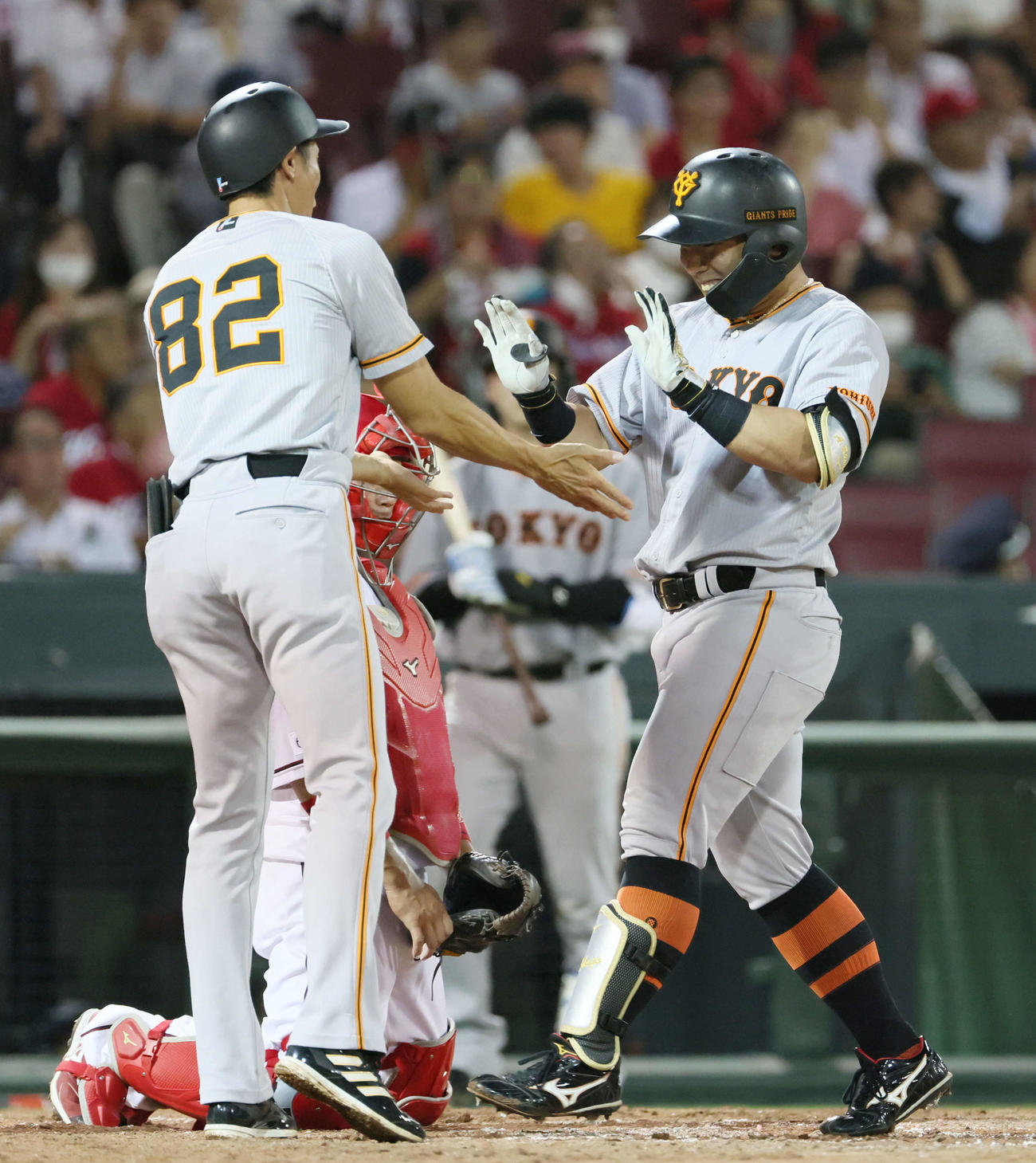 広島対巨人　5回表無死二塁、左越え2点本塁打を放った浅野（右）（撮影・加藤孝規）