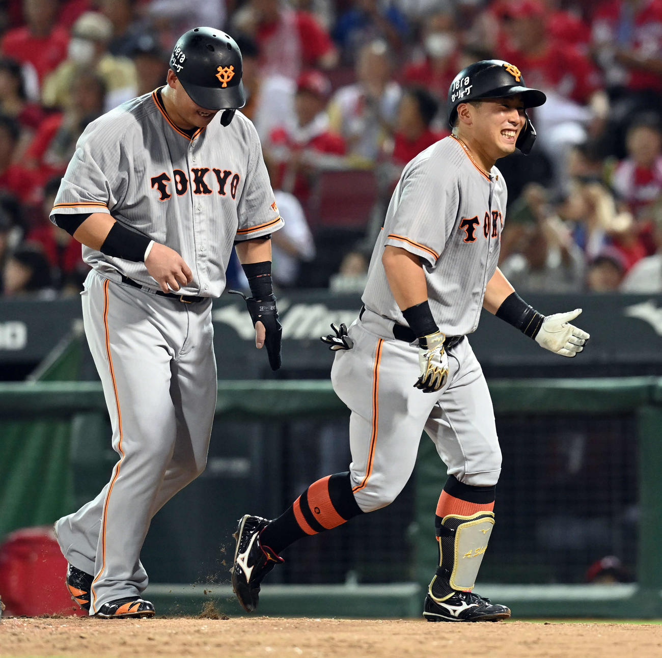 広島対巨人　5回表巨人無死二塁、2点本塁打放ち笑顔を見せる浅野（撮影・たえ見朱実）