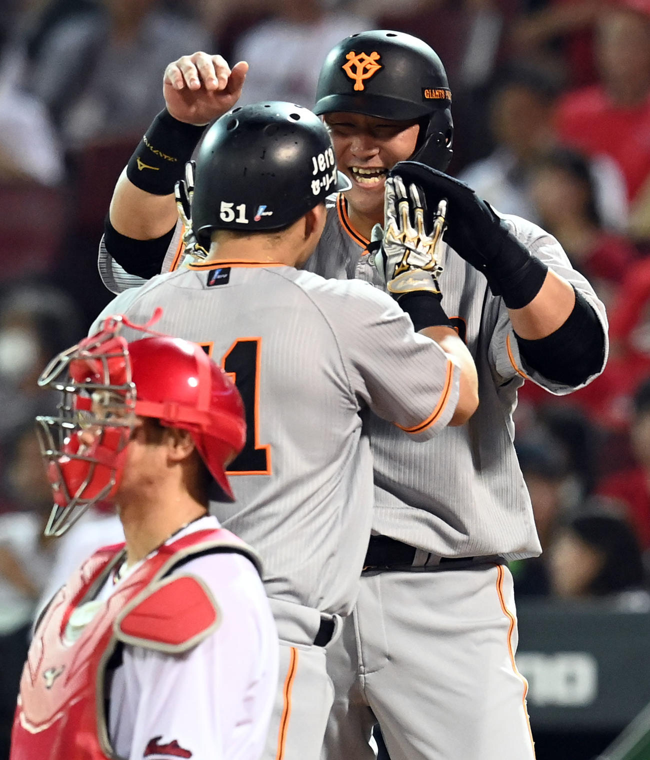 広島対巨人　5回表巨人無死二塁、2点本塁打放った浅野を迎える中田（撮影・たえ見朱実）