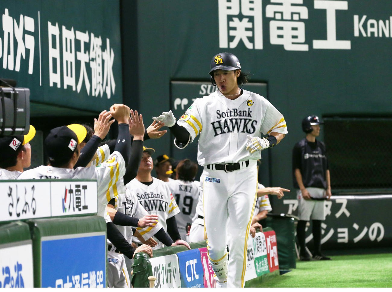 ソフトバンク対西武　6回裏ソフトバンク1死、柳田（左）は左越え本塁打を放ちベンチのナインとタッチを交わす（撮影・冨田成美）