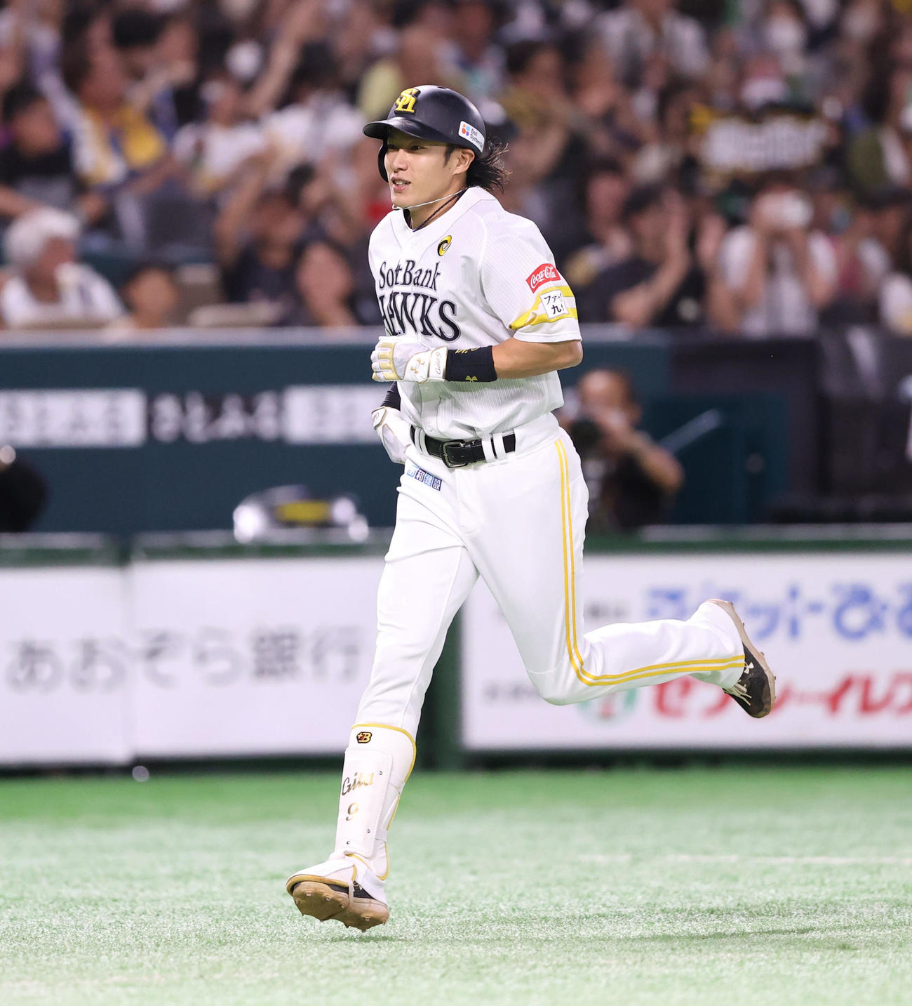 ソフトバンク対西武　6回裏ソフトバンク1死、柳田は左越え本塁打を放ちダイヤモンドを回る（撮影・冨田成美）