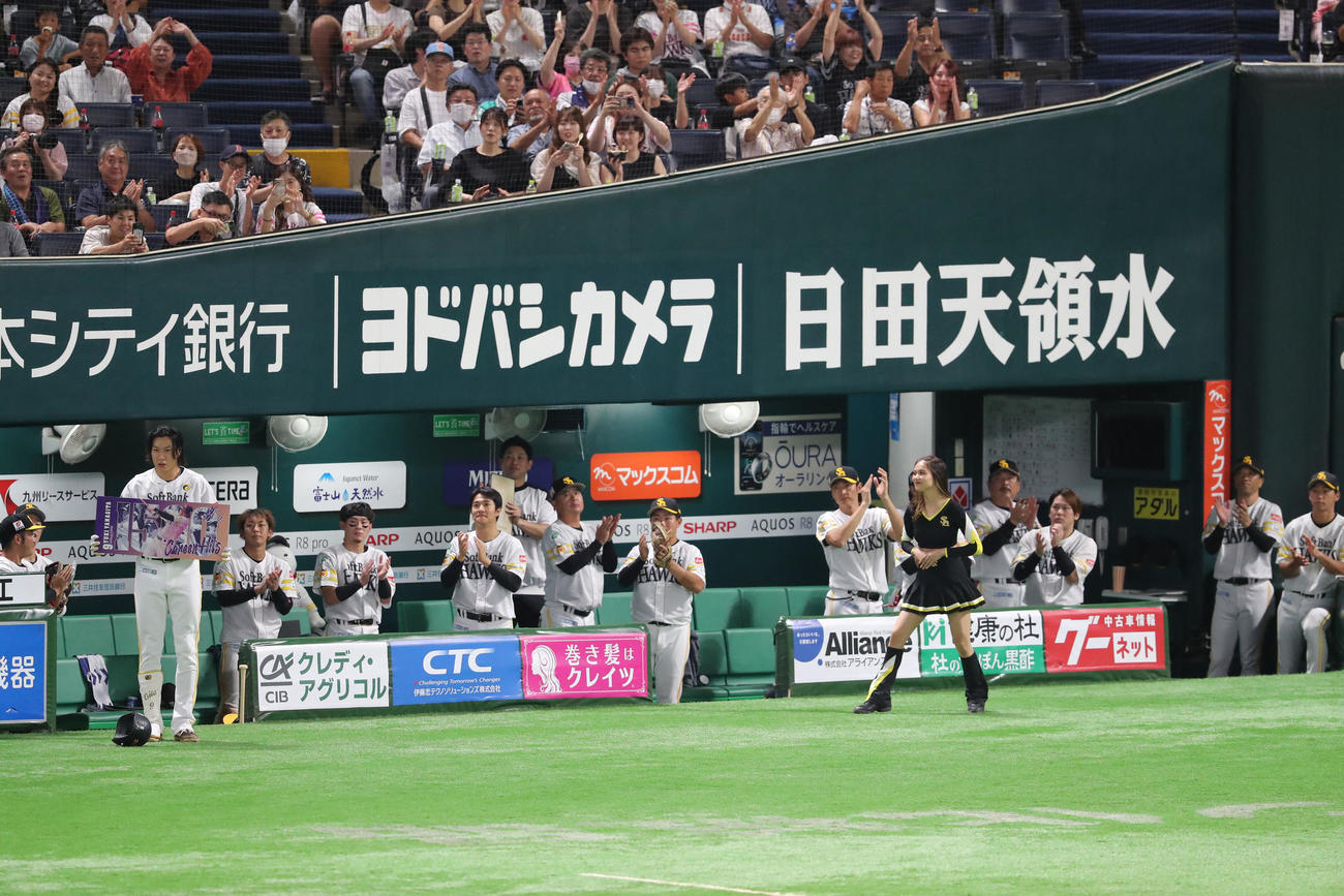 ソフトバンク対西武　6回裏ソフトバンク1死、柳田は左越え本塁打をい放つ、通算1500安打となり記念ボードを掲げる（撮影・梅根麻紀）