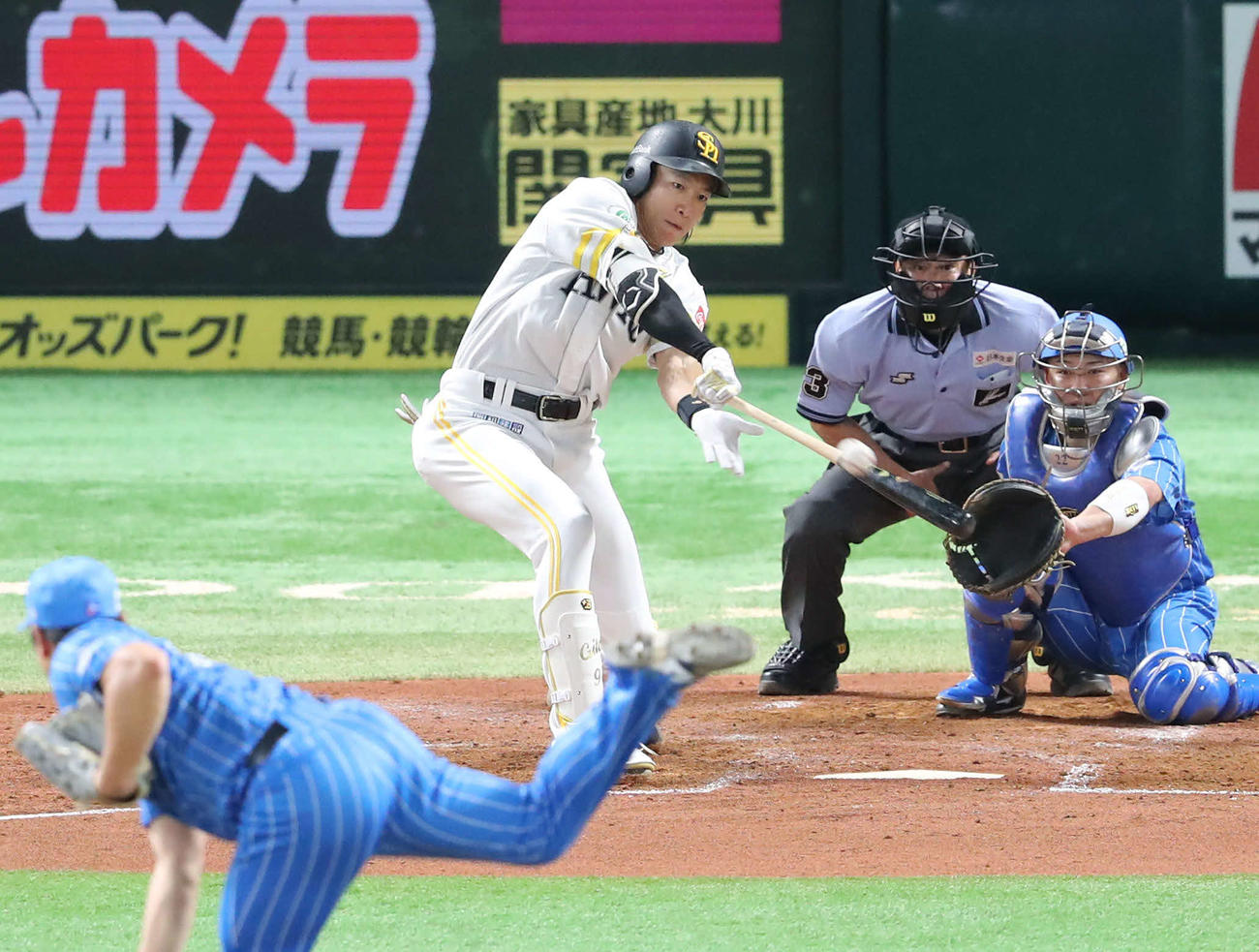 ソフトバンク対西武　4回裏ソフトバンク1死、柳田は右二塁打を放つ（撮影・梅根麻紀）