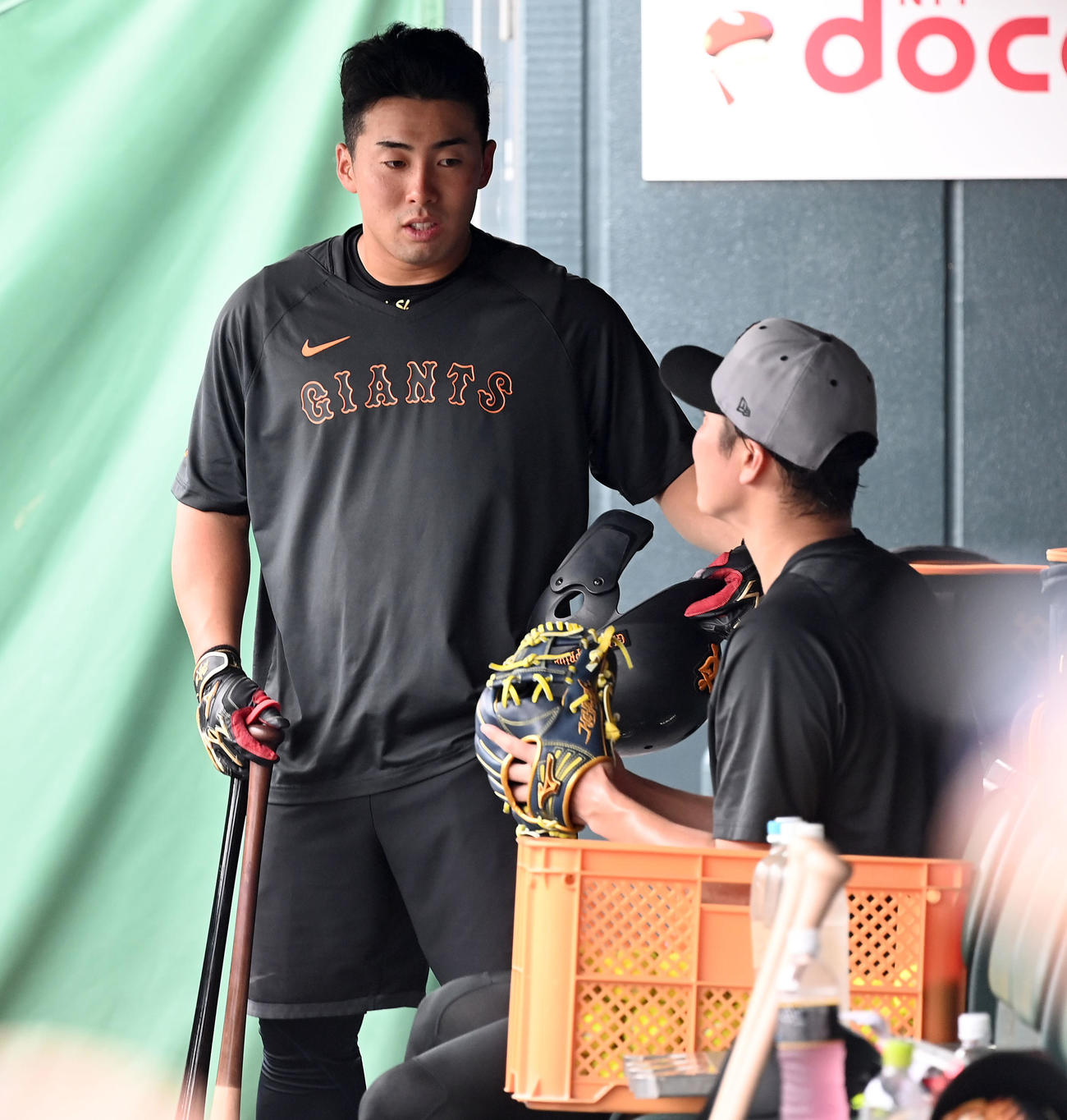 広島対巨人　練習中、坂本と話をする巨人浅野（撮影・たえ見朱実）
