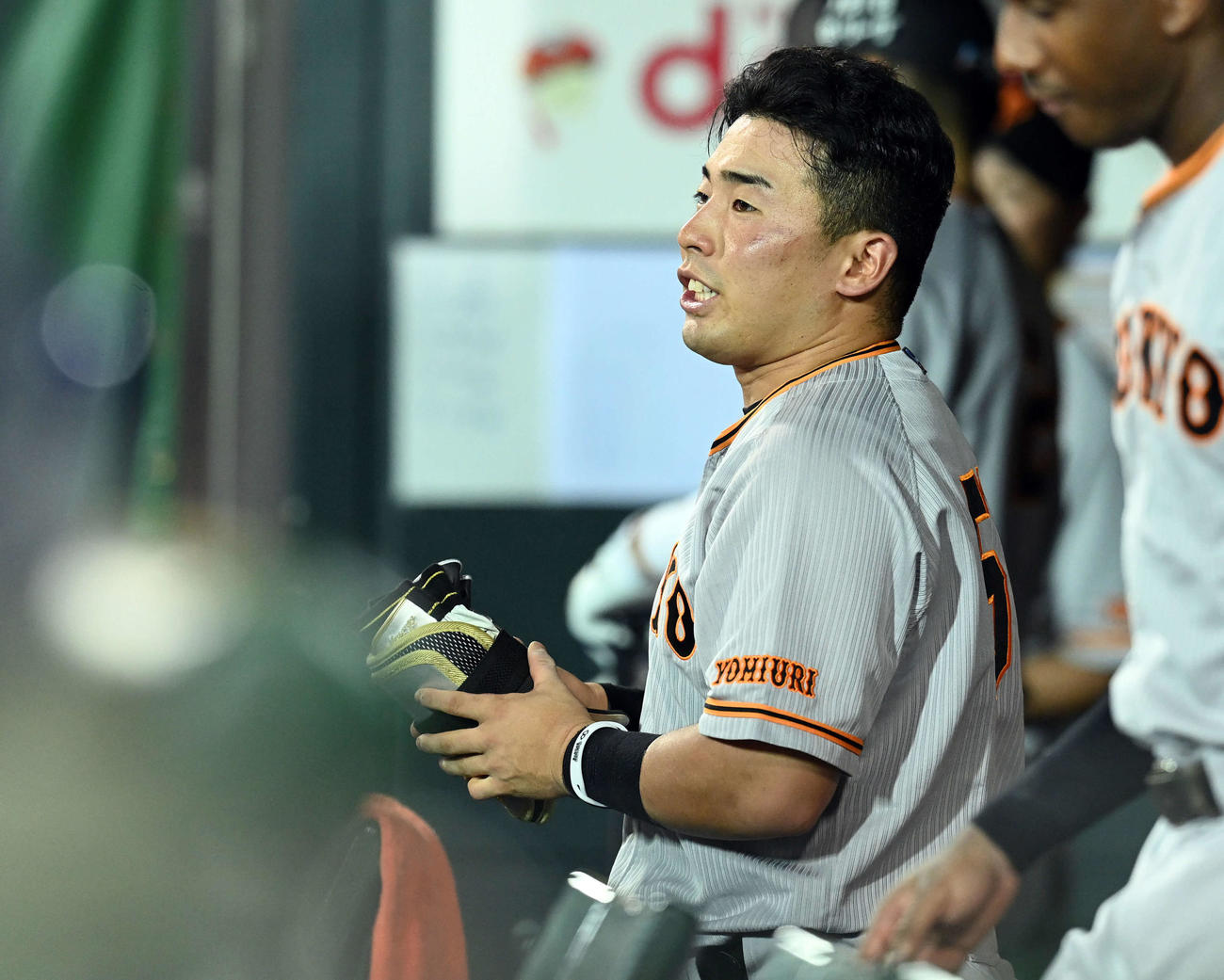 広島対巨人　6回表巨人1死一、二塁、代打を出されベンチに下がる浅野（撮影・たえ見朱実）
