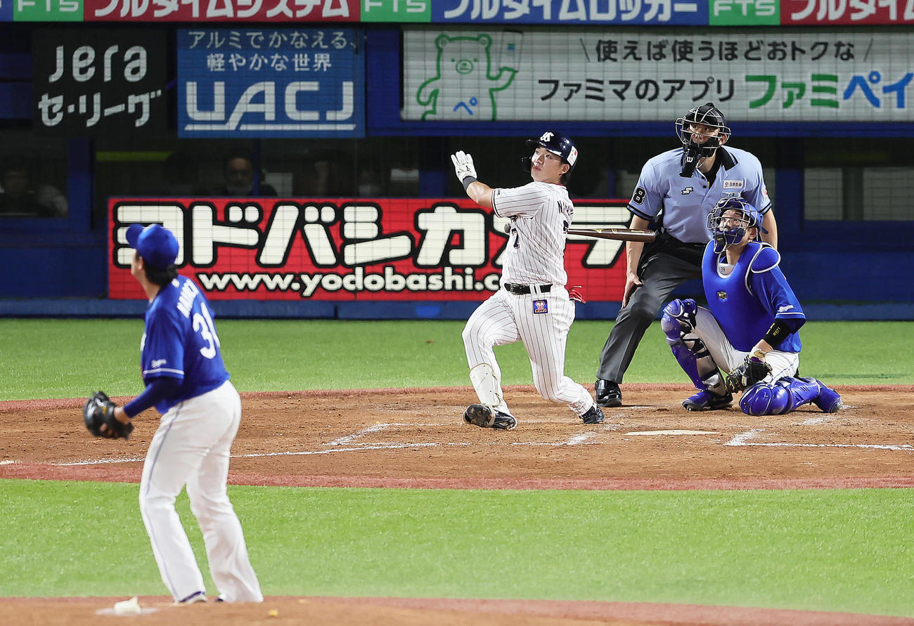 ヤクルト対中日　4回裏ヤクルト2死二、三塁、長岡は右越え3点本塁打を放つ。投手仲地（撮影・足立雅史）
