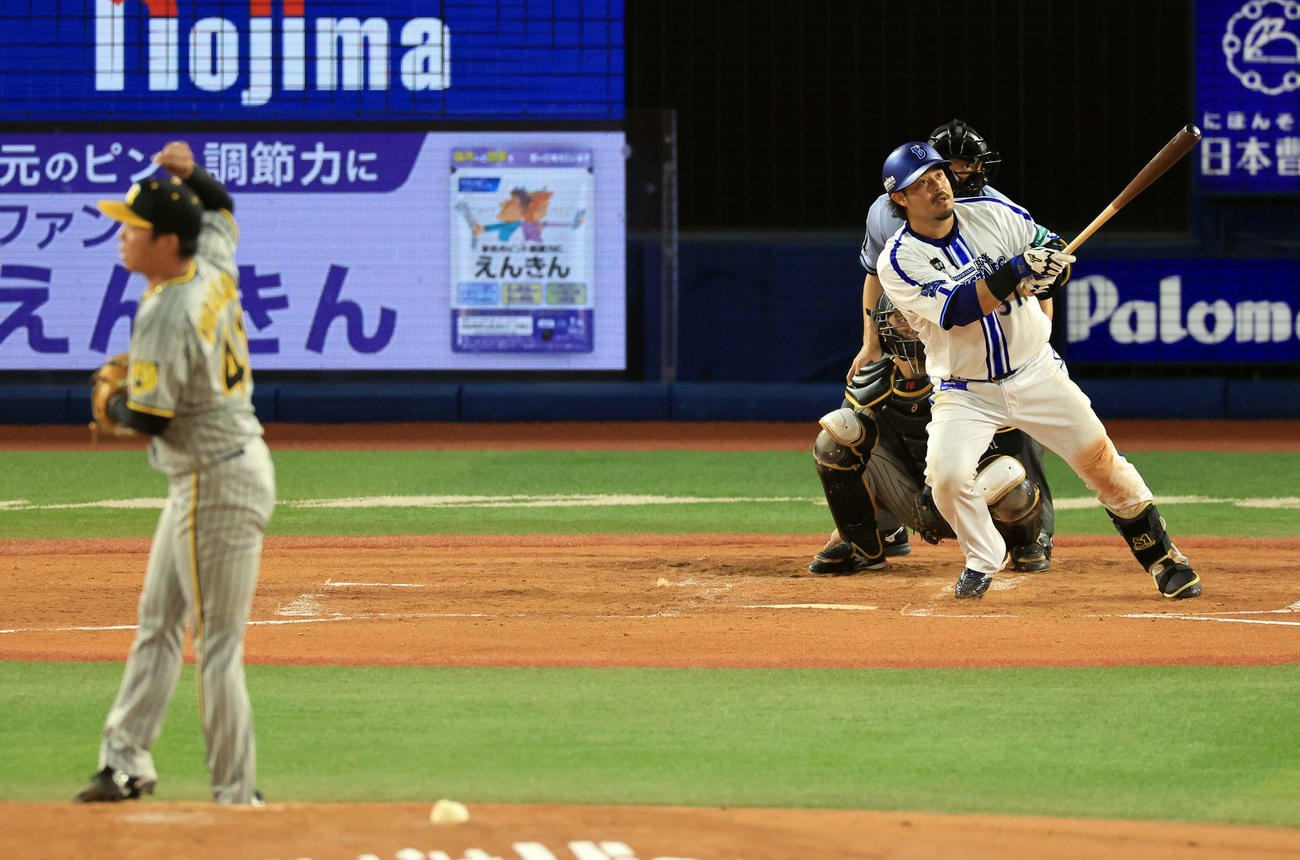 DeNA対阪神　4回裏DeNA1死、宮崎は左越えソロ本塁打を放つ。投手村上（撮影・浅見桂子）