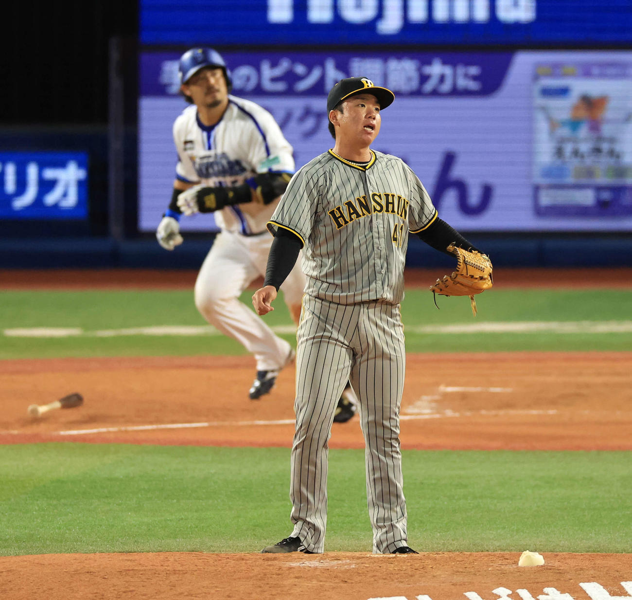 DeNA対阪神　4回裏DeNA1死、宮崎に左越えソロ本塁打を許し、打球を見つめる村上（撮影・浅見桂子）