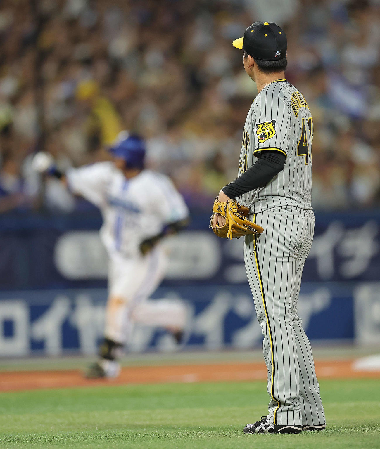 DeNA対阪神　4回裏DeNA1死、宮崎に左越え同点ソロ本塁打を浴びる村上（撮影・河田真司）