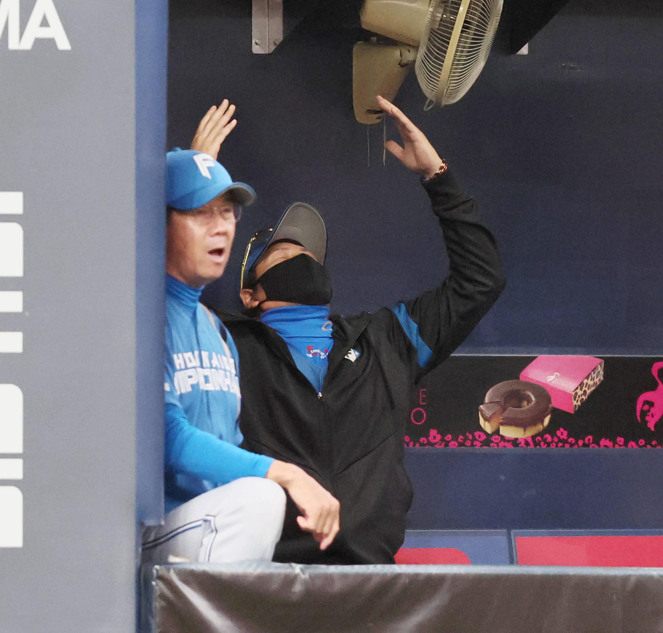 オリックス対日本ハム　7回表日本ハム1死、新庄監督は奈良間の三振にベンチでお手上げ（撮影・加藤哉）