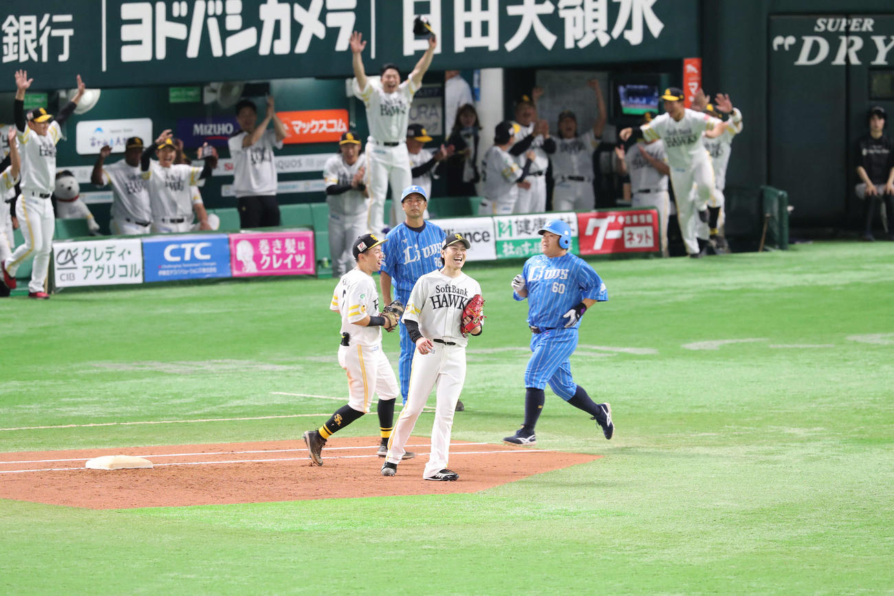 ソフトバンク対西武　9回表西武2死二塁、石川（手前中央）は中村（同右）を一ゴロに仕留めノーヒットノーランを達成（撮影・梅根麻紀）