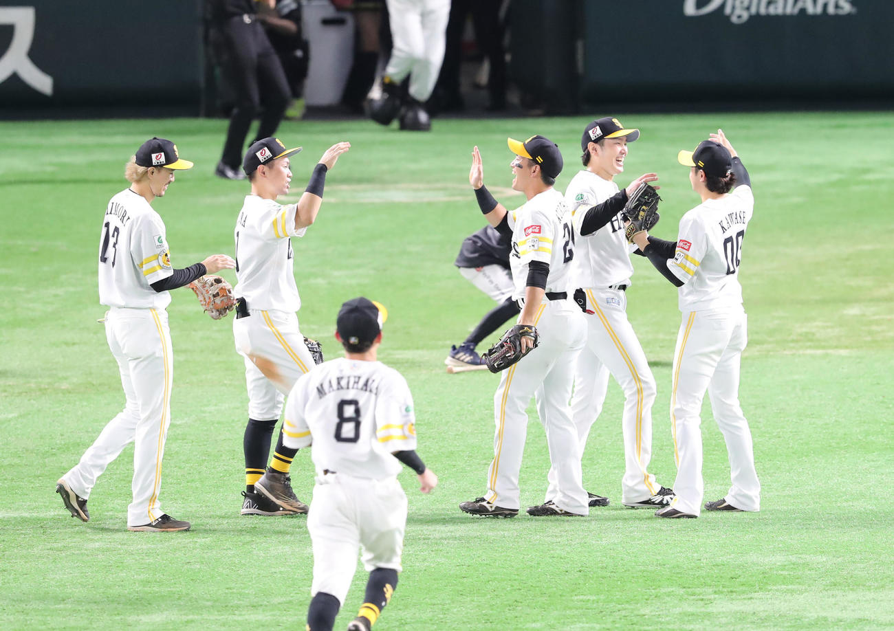 ソフトバンク対西武　9回表西武2死二塁、石川は中村を一ゴロに仕留めノーヒットノーランを達成（撮影・梅根麻紀）