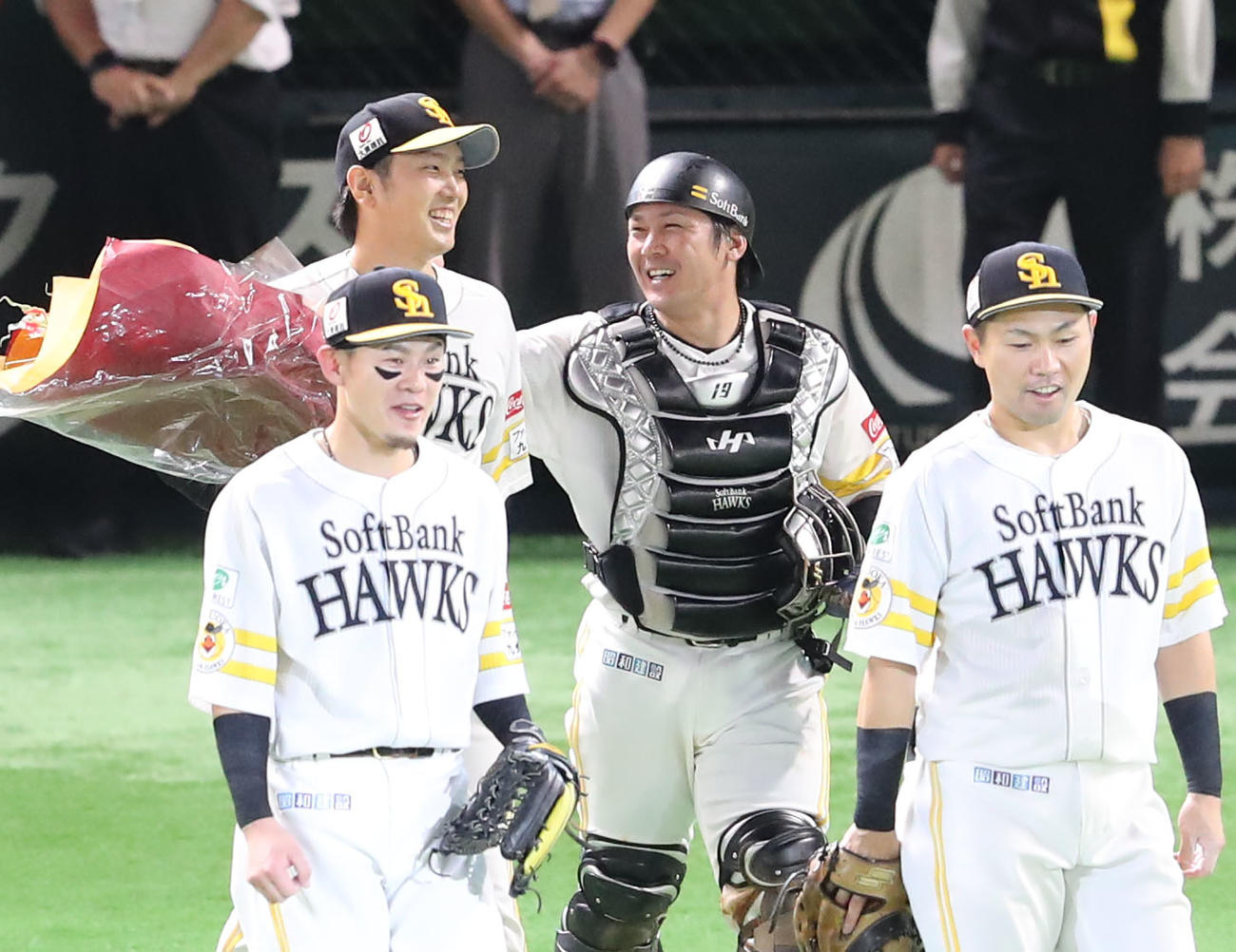 ソフトバンク対西武　9回表西武2死二塁、石川は中村を一ゴロに仕留めノーヒットノーランを達成、甲斐とハイタッチ（撮影・梅根麻紀）