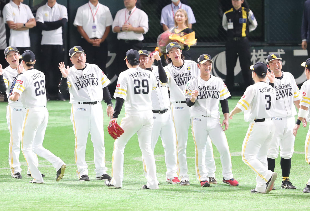 ソフトバンク対西武　9回表西武2死二塁、石川は中村を一ゴロに仕留めノーヒットノーランを達成、藤本監督に出迎えられる（撮影・梅根麻紀）