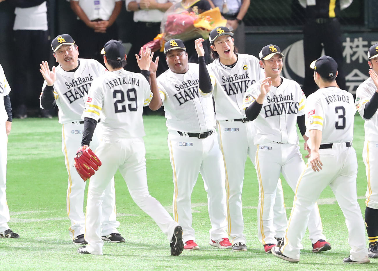 ソフトバンク対西武　9回表西武2死二塁、石川は中村を一ゴロに仕留めノーヒットノーランを達成、藤本監督に出迎えられる（撮影・梅根麻紀）