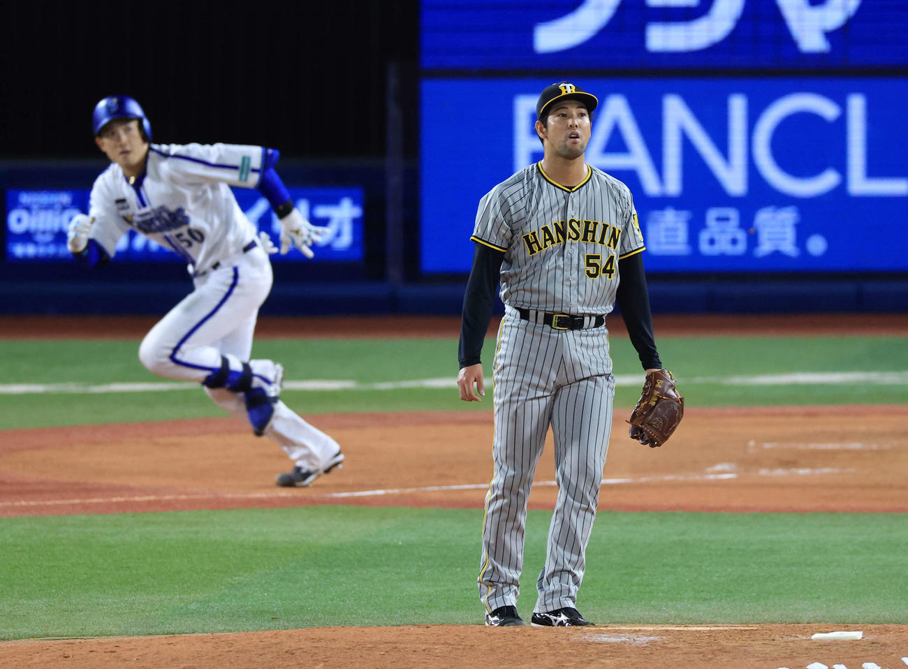 DeNA対阪神　7回裏DeNA2死一塁、山本に左越え勝ち越し適時二塁打を許し、ぼう然と打球を見つめる加治屋（撮影・浅見桂子）
