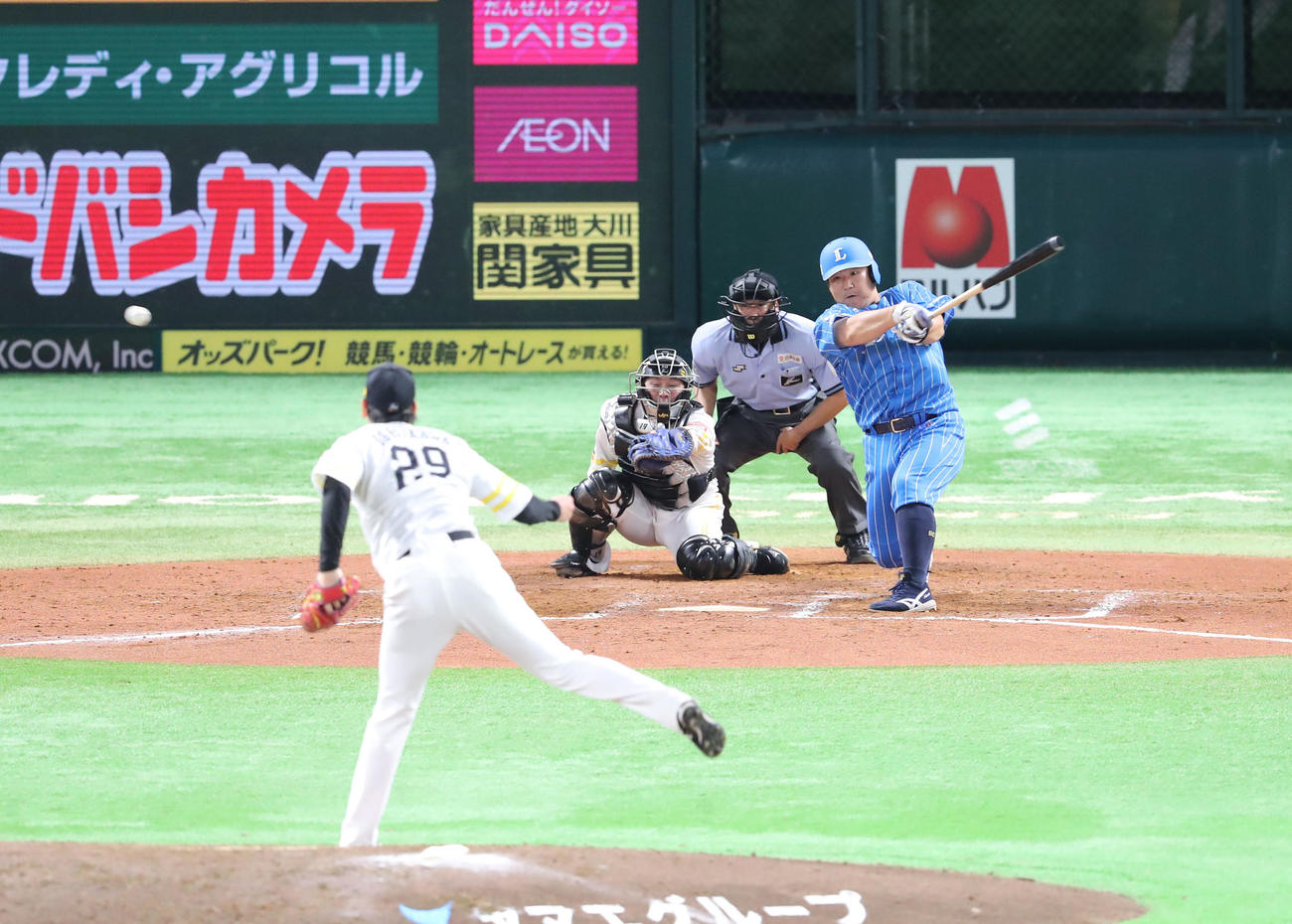 ソフトバンク対西武　9回表西武2死二塁、石川は中村を一ゴロに仕留めノーヒットノーランを達成（撮影・梅根麻紀）
