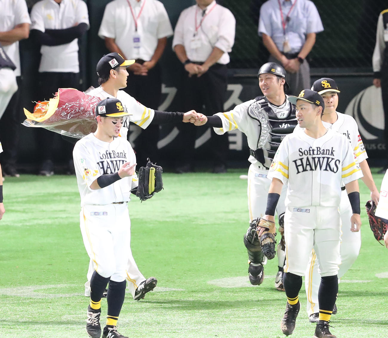 ソフトバンク対西武　9回表西武2死二塁、石川は中村を一ゴロに仕留めノーヒットノーランを達成、甲斐とハイタッチ（撮影・梅根麻紀）