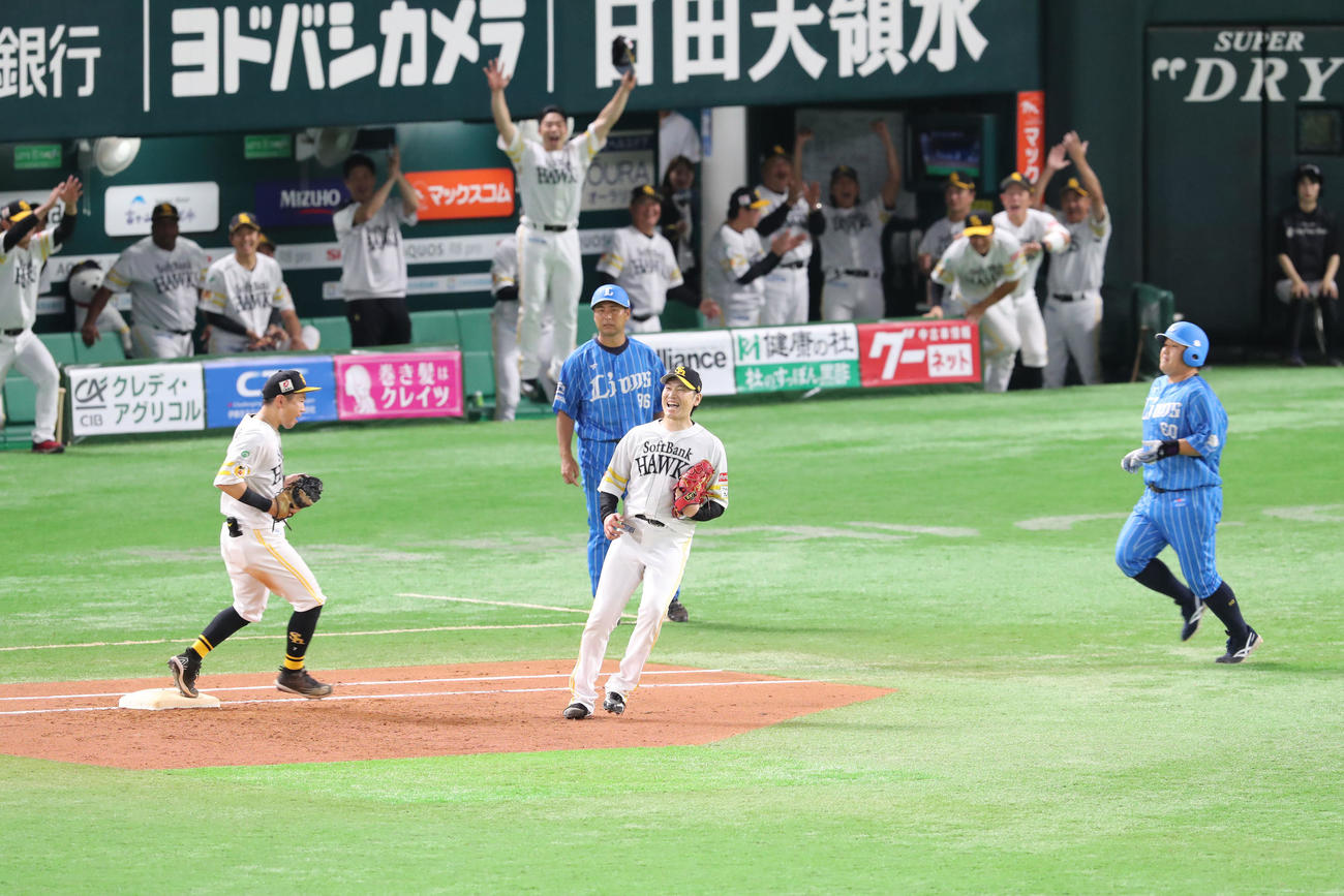 ソフトバンク対西武　9回表西武2死二塁、石川は中村を一ゴロに仕留めノーヒットノーランを達成（撮影・梅根麻紀）