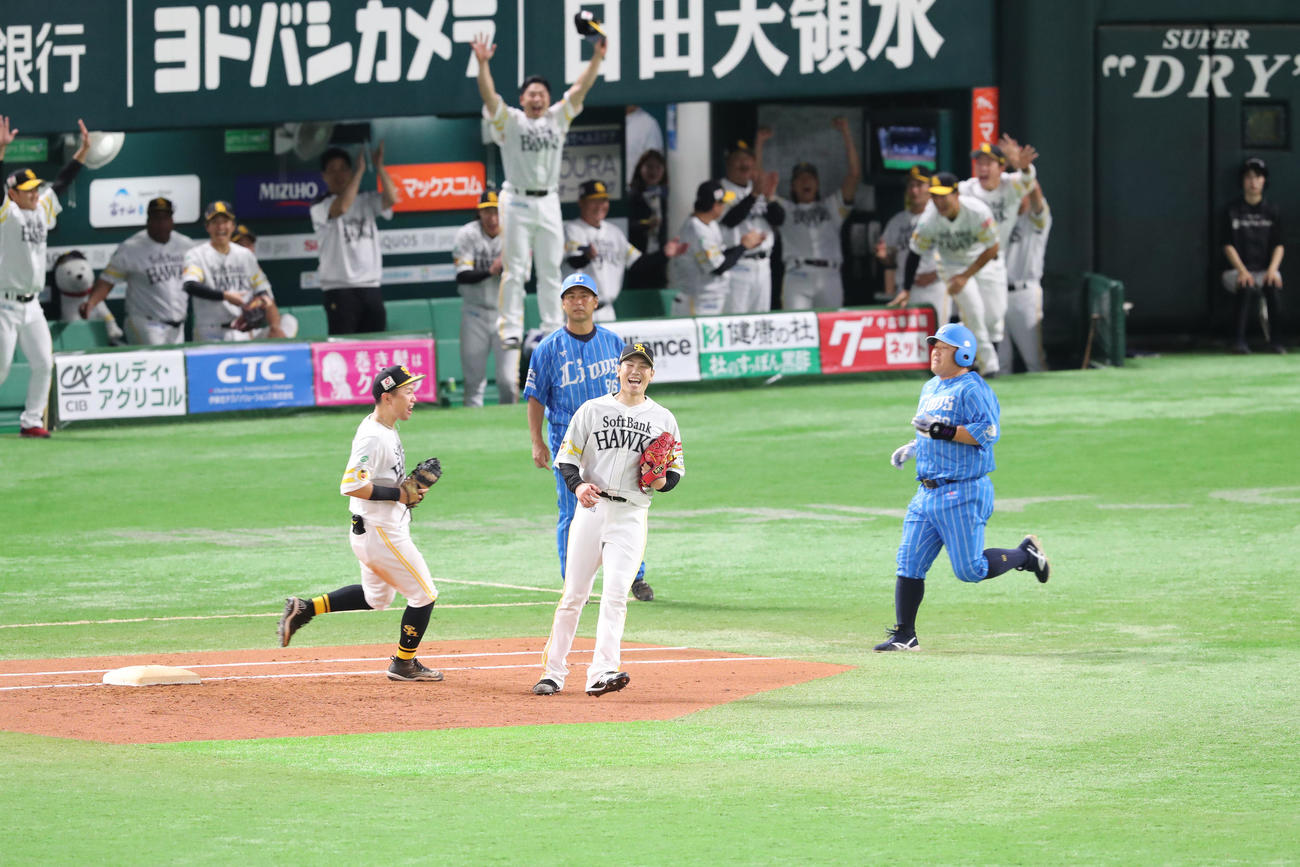 ソフトバンク対西武　9回表西武2死二塁、石川は中村を一ゴロに仕留めノーヒットノーランを達成（撮影・梅根麻紀）