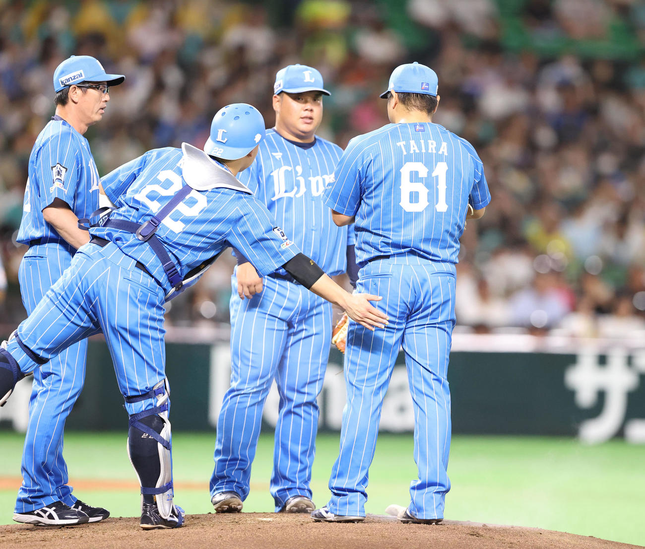 ソフトバンク対西武　2回裏ソフトバンク1死満塁、マウンドに集まる西武ナイン（撮影・冨田成美）