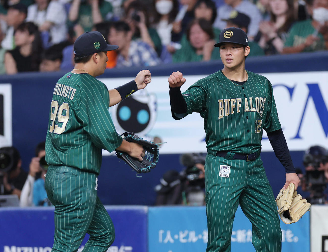オリックス対日本ハム　4回表の日本ハム打線を抑え、オリックス杉本（左）とグータッチを交わす山下（撮影・前田充）