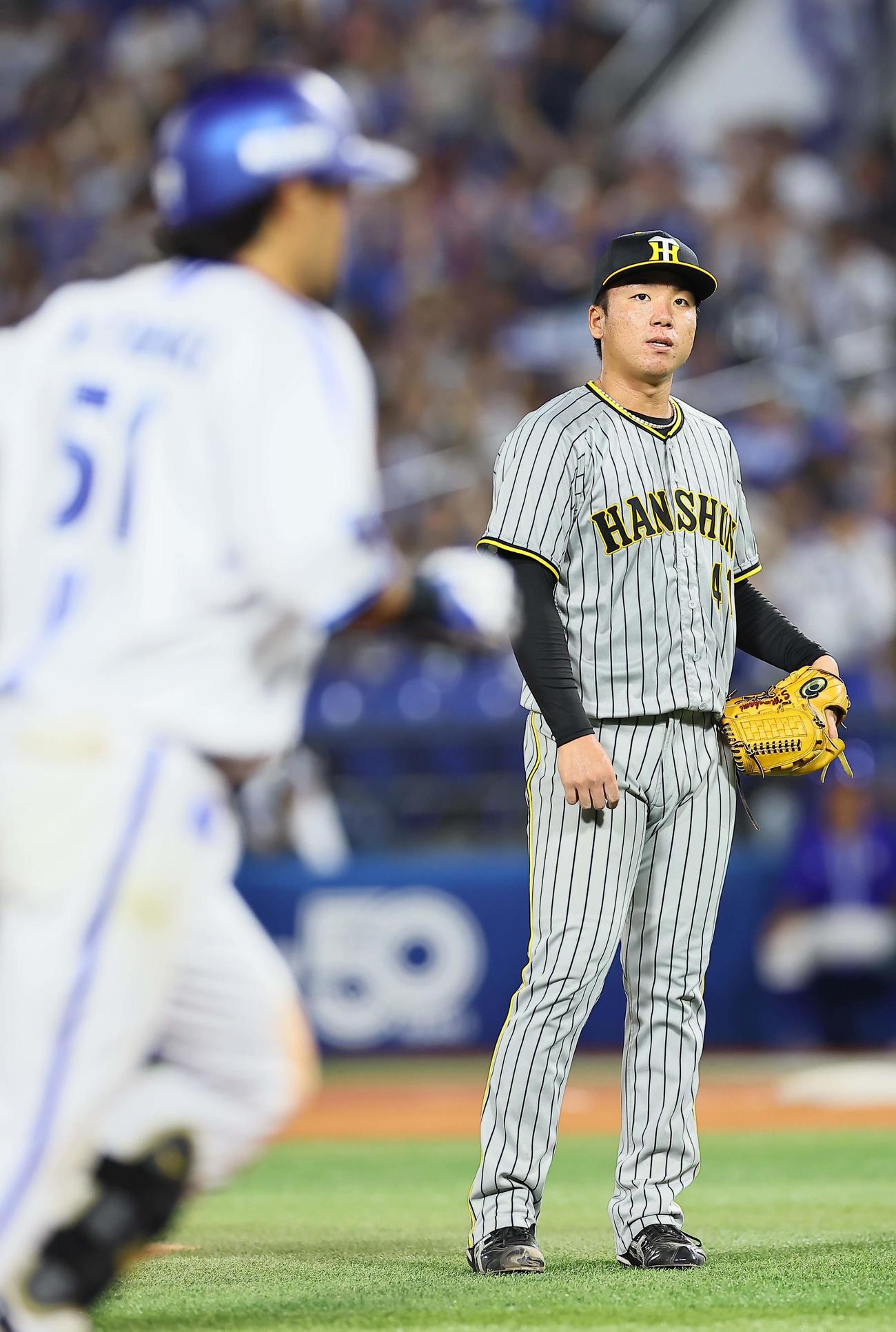 DeNA対阪神　4回裏DeNA1死、村上頌樹（右）は宮崎敏郎に左越え同点本塁打を浴びる（撮影・上田博志）