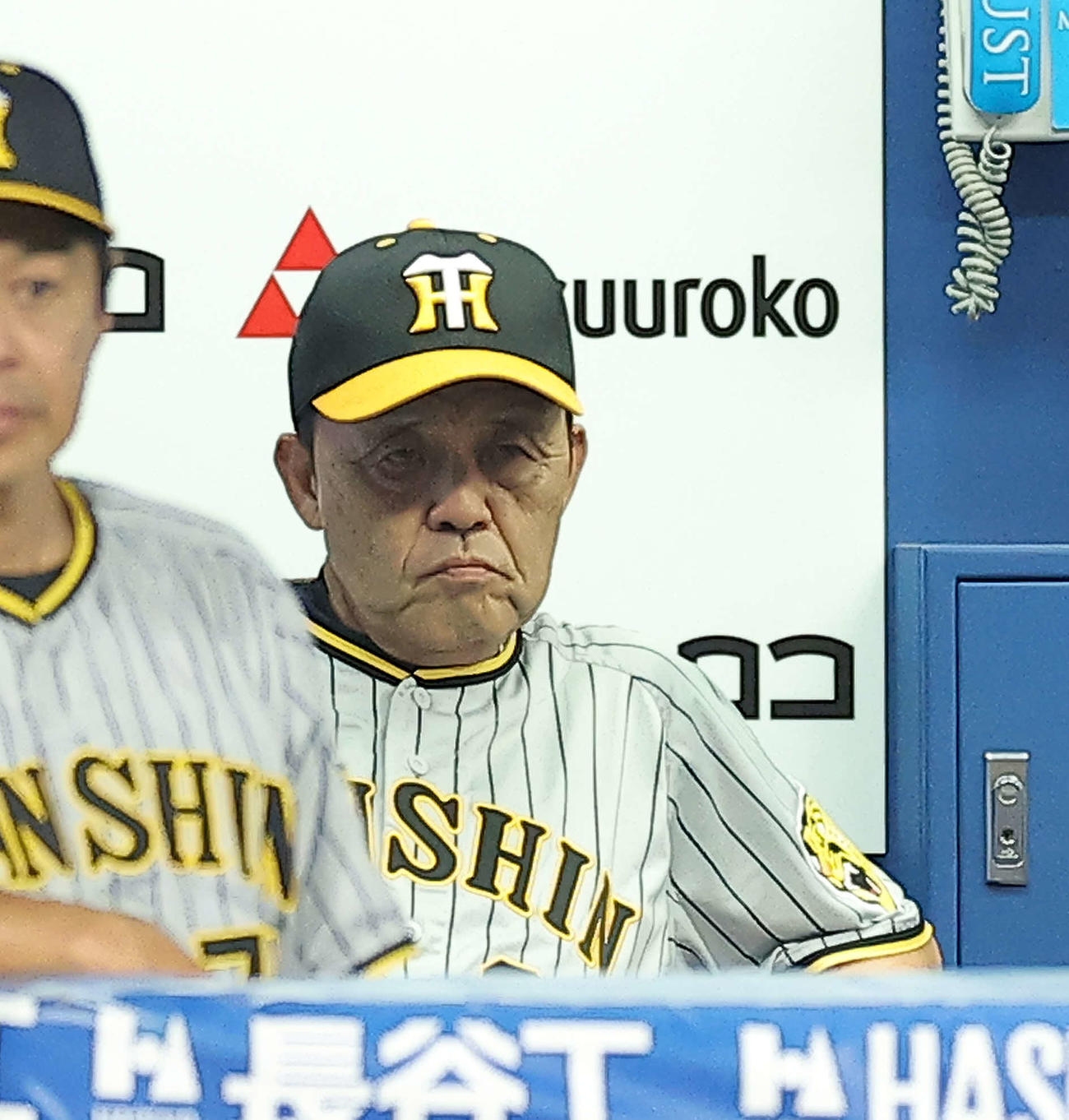 DeNA対阪神　8回裏、険しい表情で戦況を見守る岡田監督（撮影・河田真司）