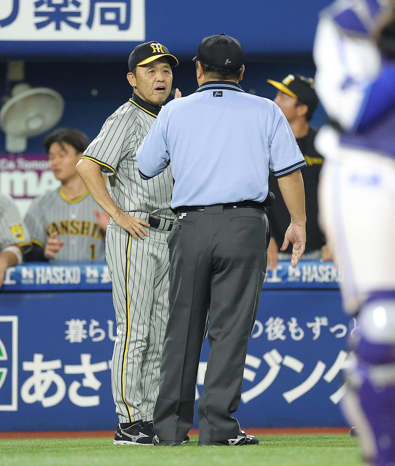 DeNA対阪神　9回表阪神1死一塁、熊谷の二盗を巡り、審判に激しく抗議する阪神岡田監督（左）（撮影・河田真司）