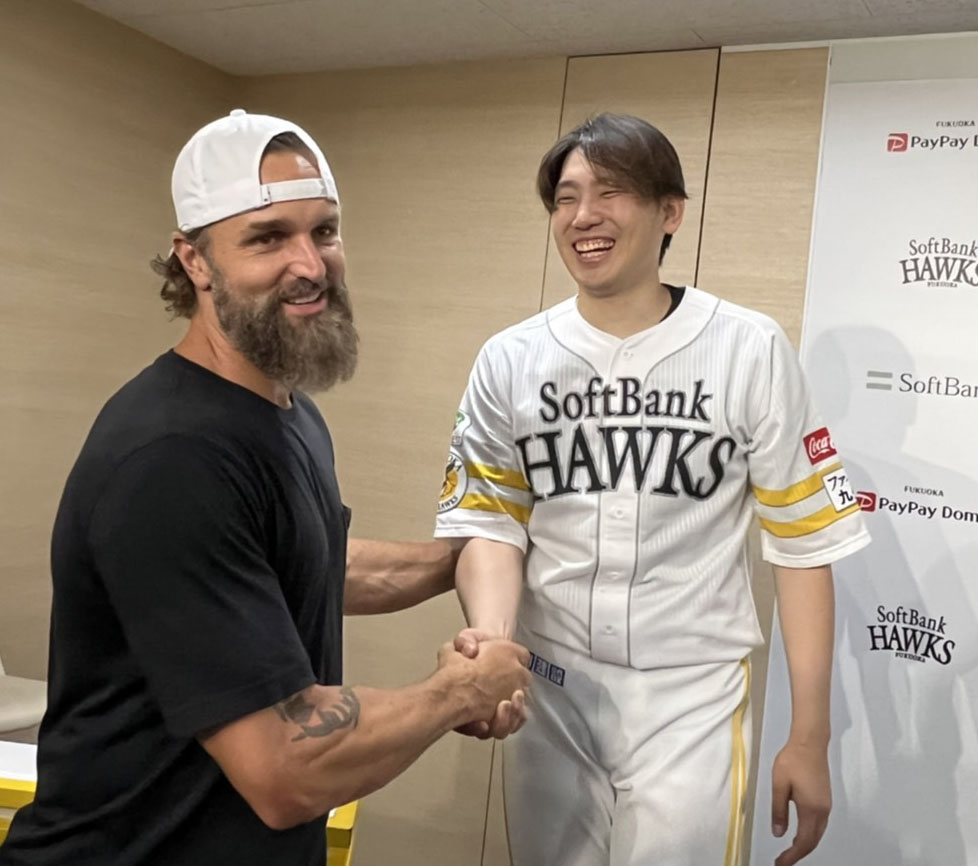 ソフトバンク対西武　ノーヒットノーランを達成した石川を祝福するサファテ（撮影・梅根麻紀）