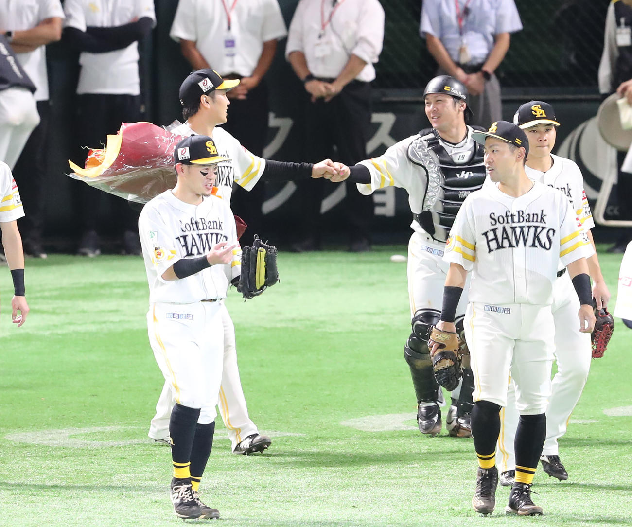 ソフトバンク対西武　9回表西武2死二塁、石川は中村を一ゴロに仕留めノーヒットノーランを達成、甲斐とハイタッチ（撮影・梅根麻紀）