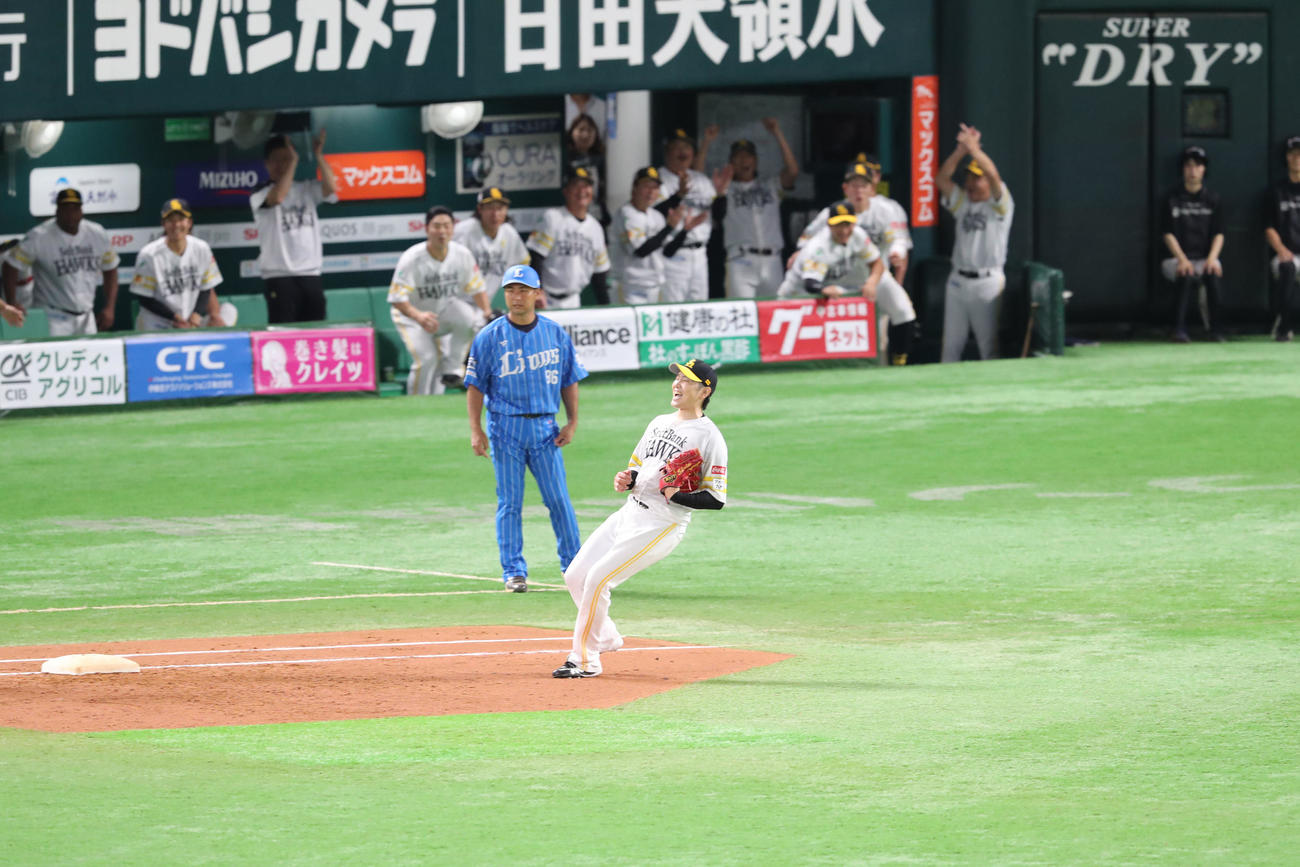 ソフトバンク対西武　9回表西武2死二塁、石川は中村を一ゴロに仕留めノーヒットノーランを達成（撮影・梅根麻紀）