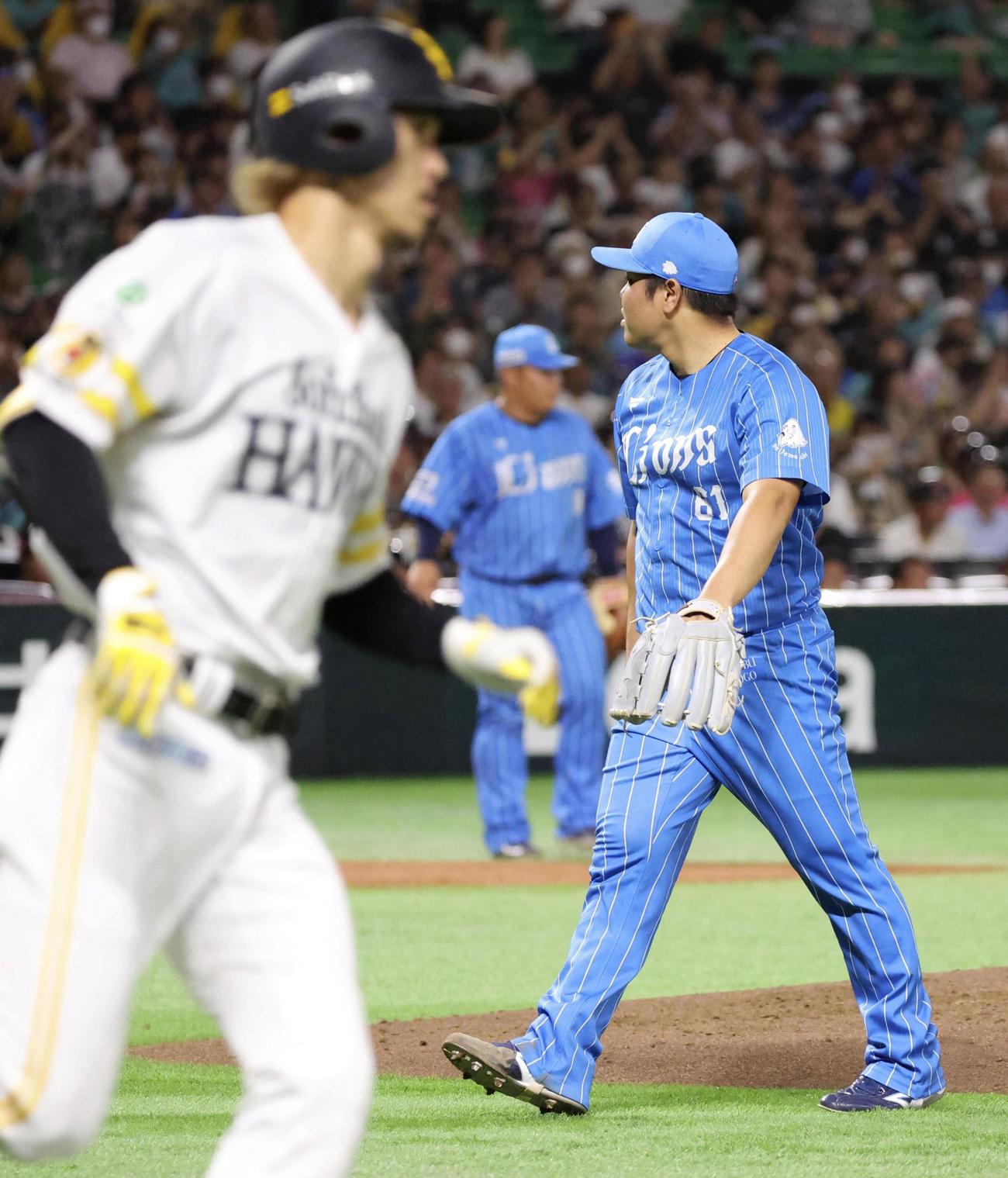 2回、ソフトバンク・三森（手前）に適時打を許した西武・平良＝ペイペイドーム（共同）